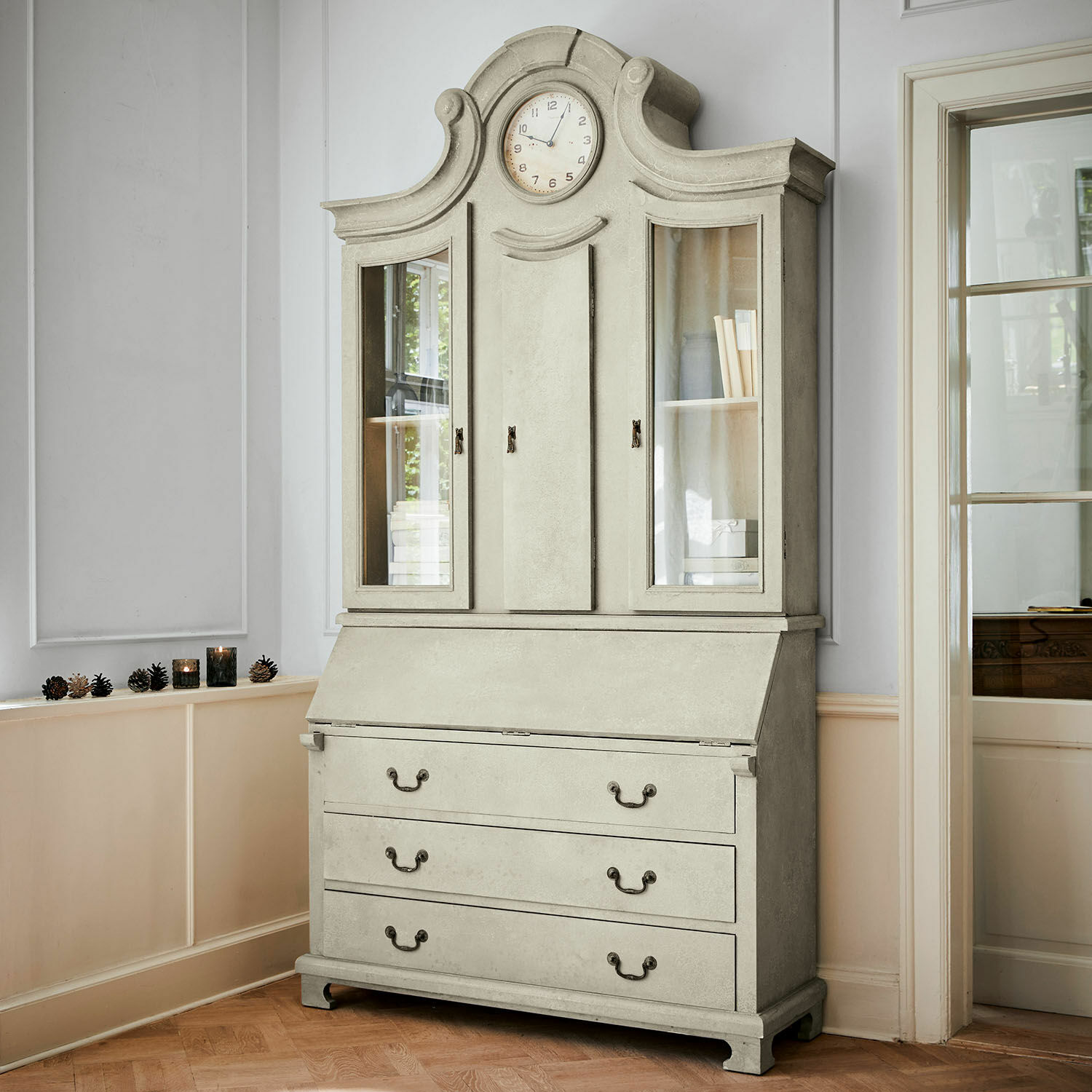 Grauer Holzsekretär mit Uhr und Glastüren, klassisches Möbelstück fürs Wohnzimmer
