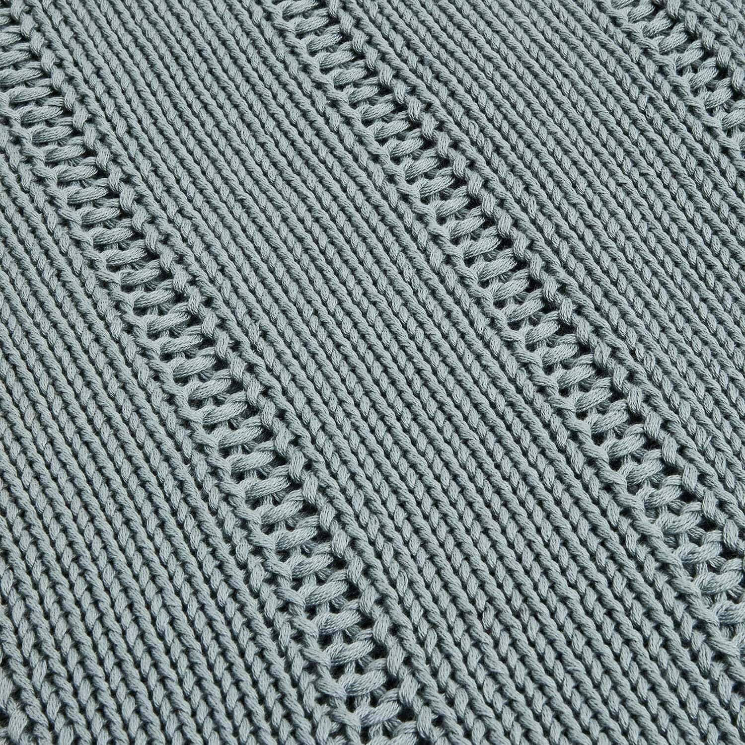 Weiches graues Strickmaterial mit dekorativem Muster, ideal für Heimtextilien
