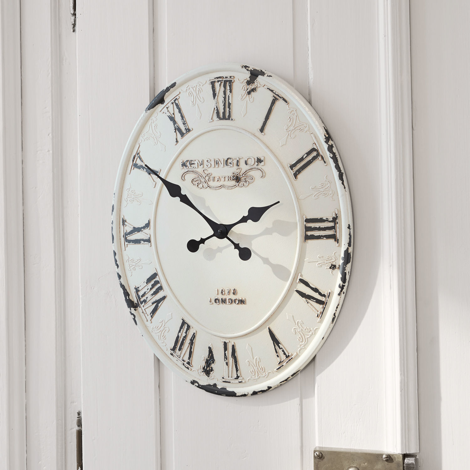 Uhr Soulières Ovaler Wanduhr aus Metall in Weiß mit schwarzen römischen Ziffern im Vintage-Stil für Wanddeko