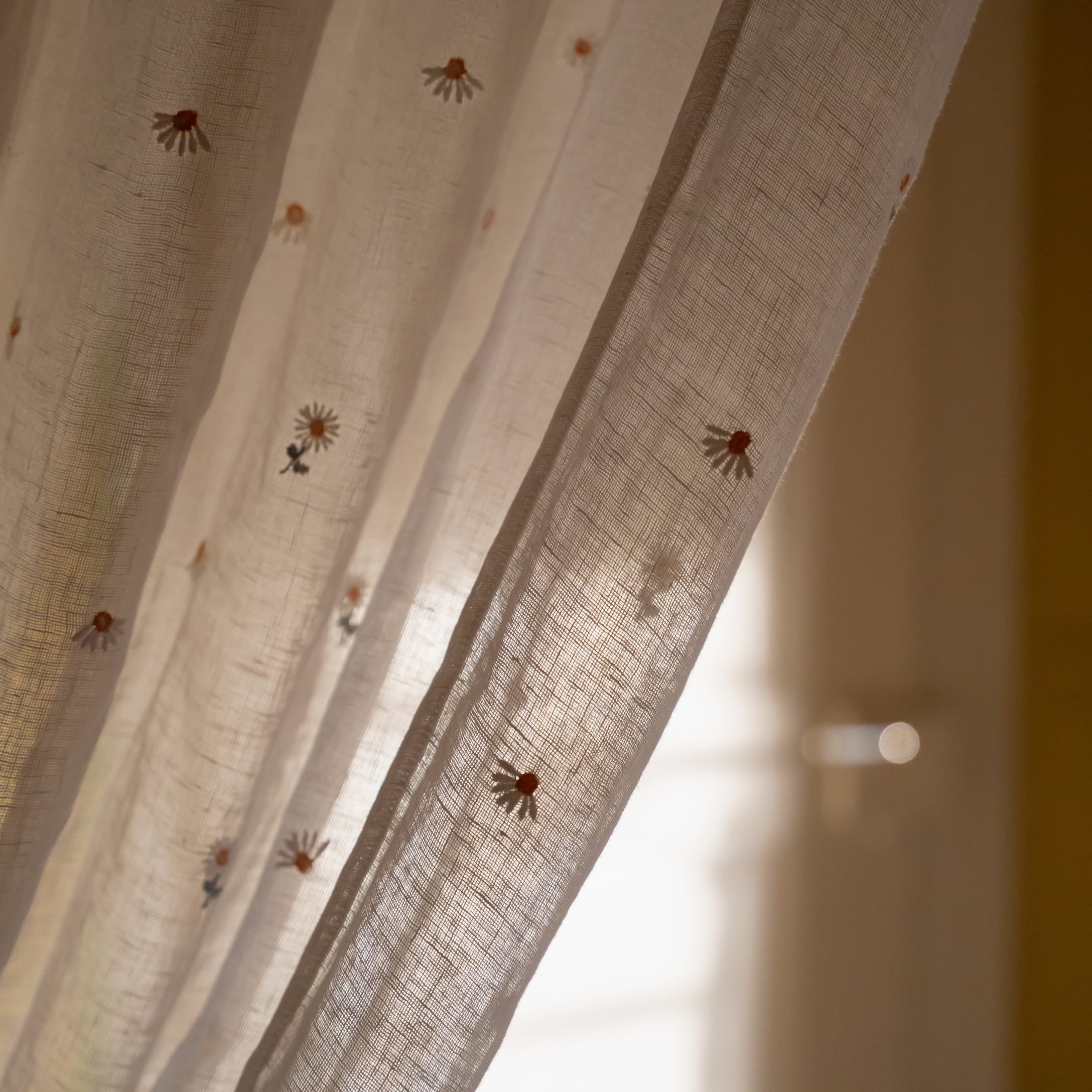Transparenter weißer Vorhang mit feinen Gänseblümchen-Stickereien, leichter Stoff für Fensterdekoration