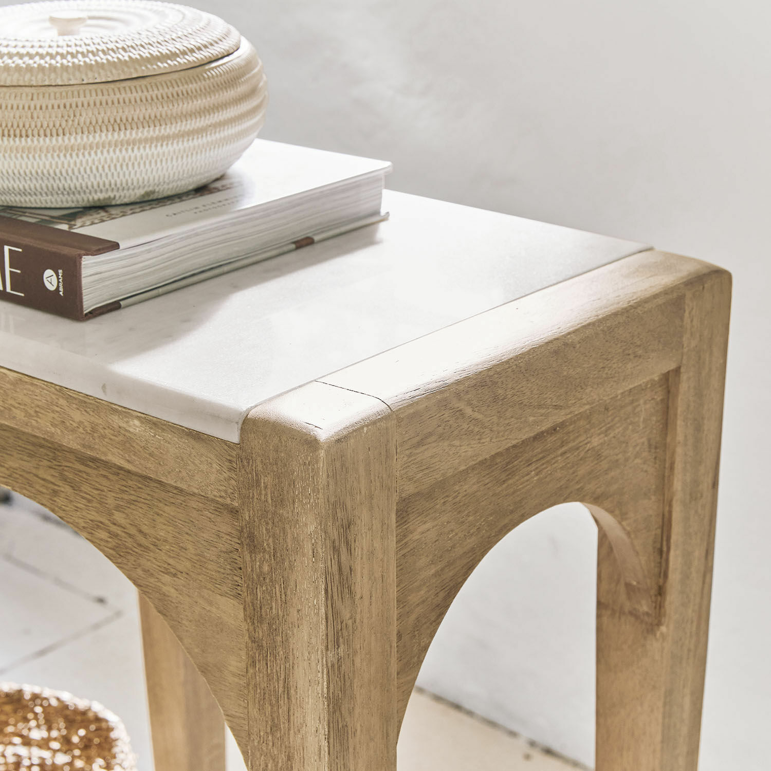Beistelltisch aus hellem Holz mit weißer Marmorplatte, moderner Wohnzimmertisch