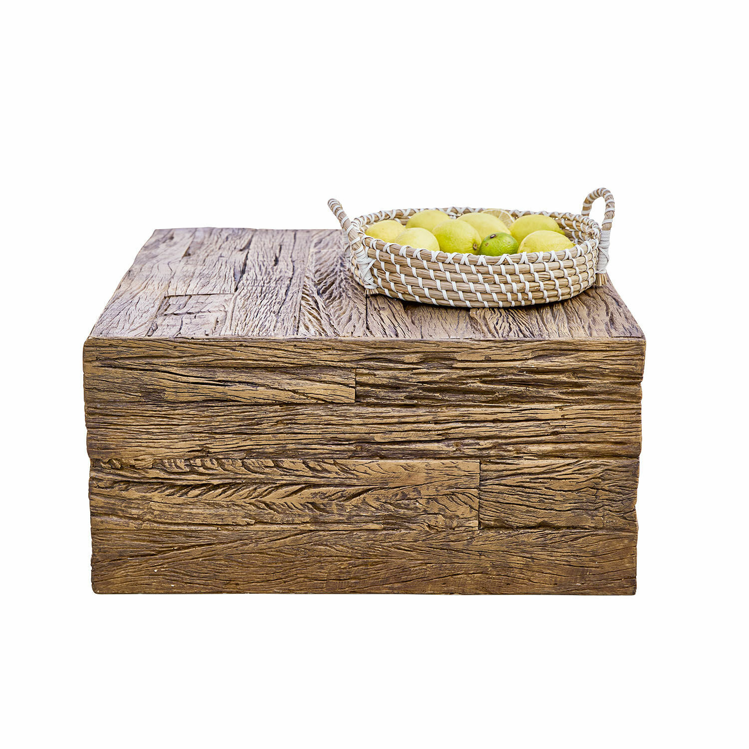 Couchtisch Glâne Quadratischer Couchtisch aus Holz mit geflochtenem Korb und Zitrusfrüchten vor weißem Hintergrund