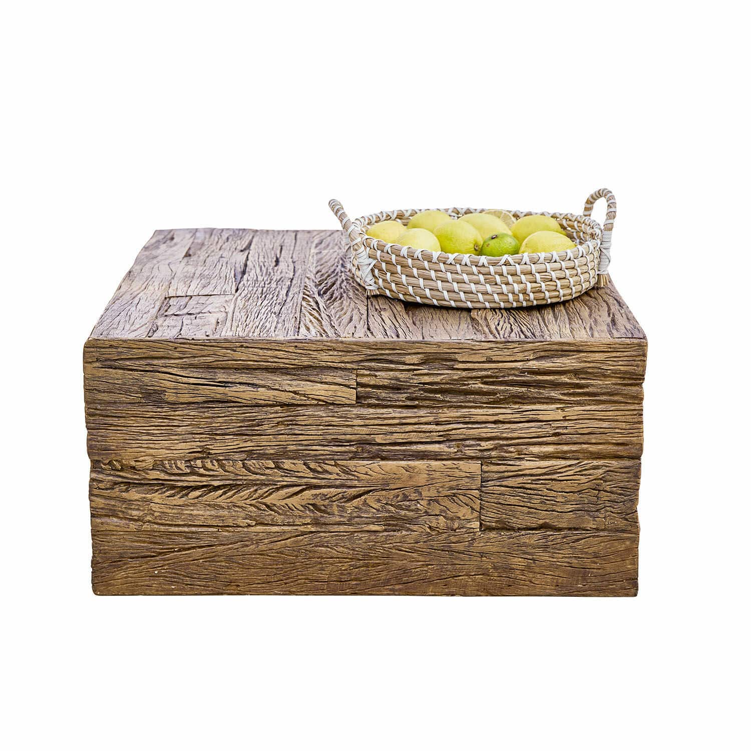 Couchtisch Glâne Quadratischer Couchtisch aus Holz mit geflochtenem Korb und Zitrusfrüchten vor weißem Hintergrund