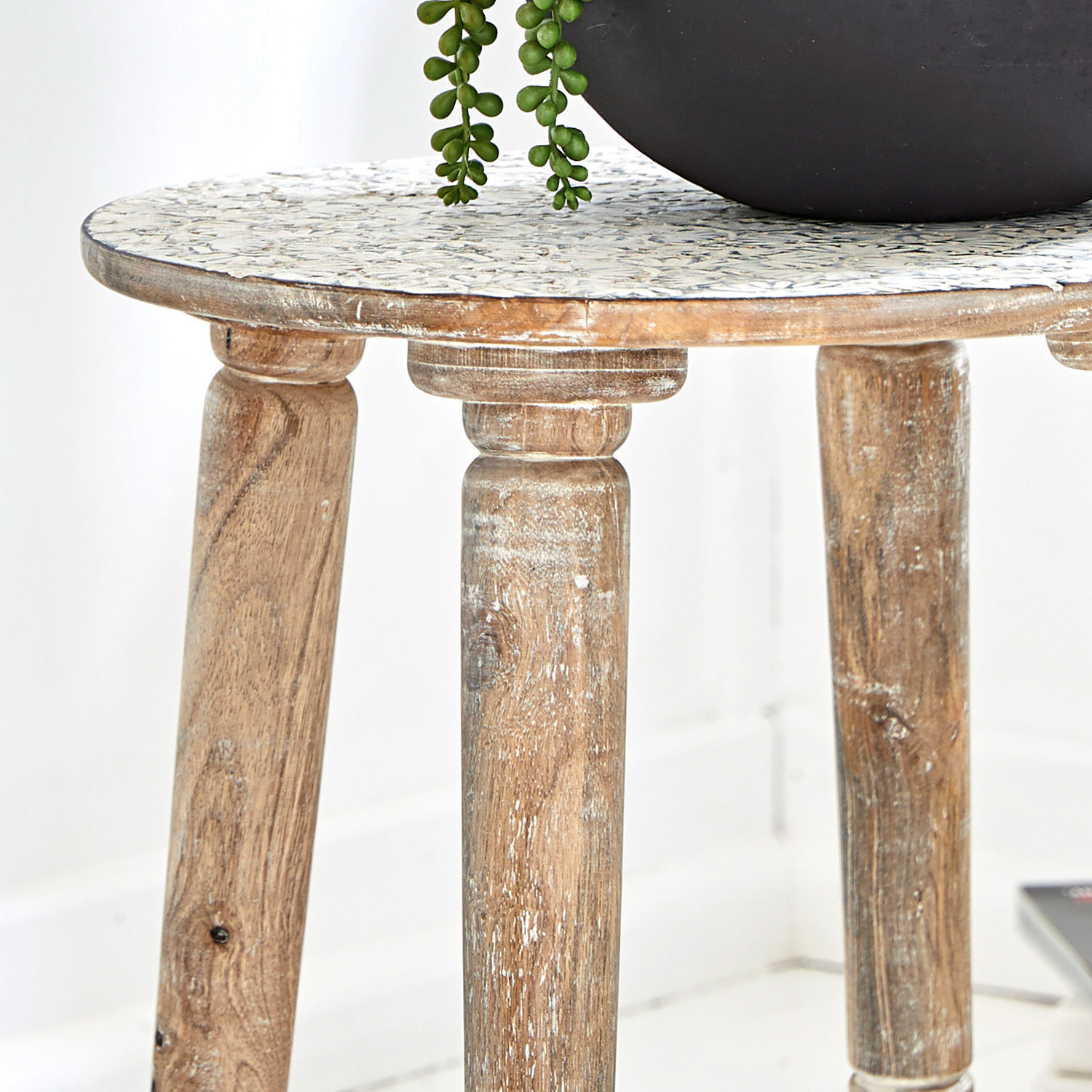 Runder Beistelltisch aus Mangoholz mit hellem Mosaikplatten-Design für Wohnzimmer