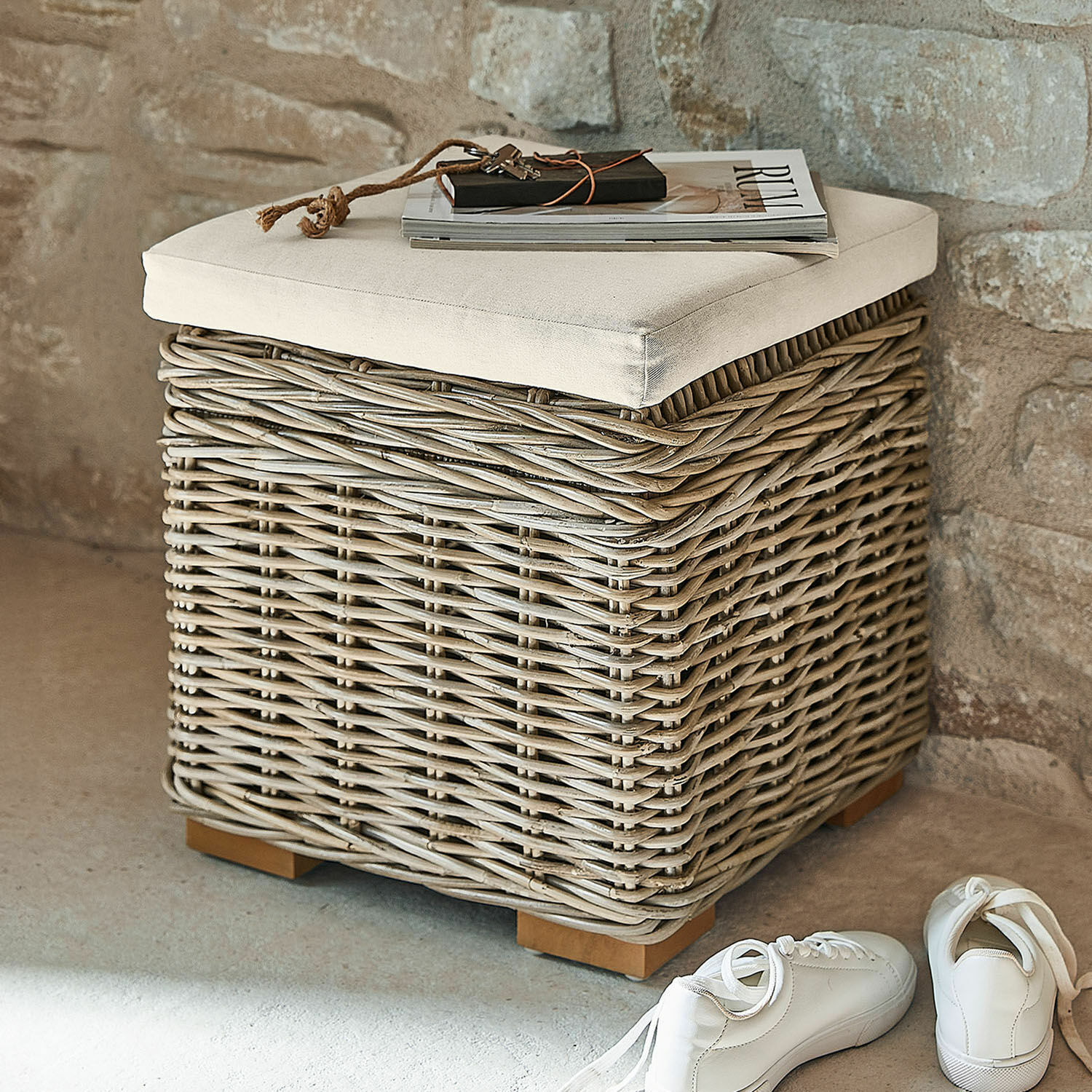 Hocker Xandrine Quadratischer grauer Korbhocker aus Rattan mit cremefarbenem Polster, ideal zum Sitzen und Verstauen
