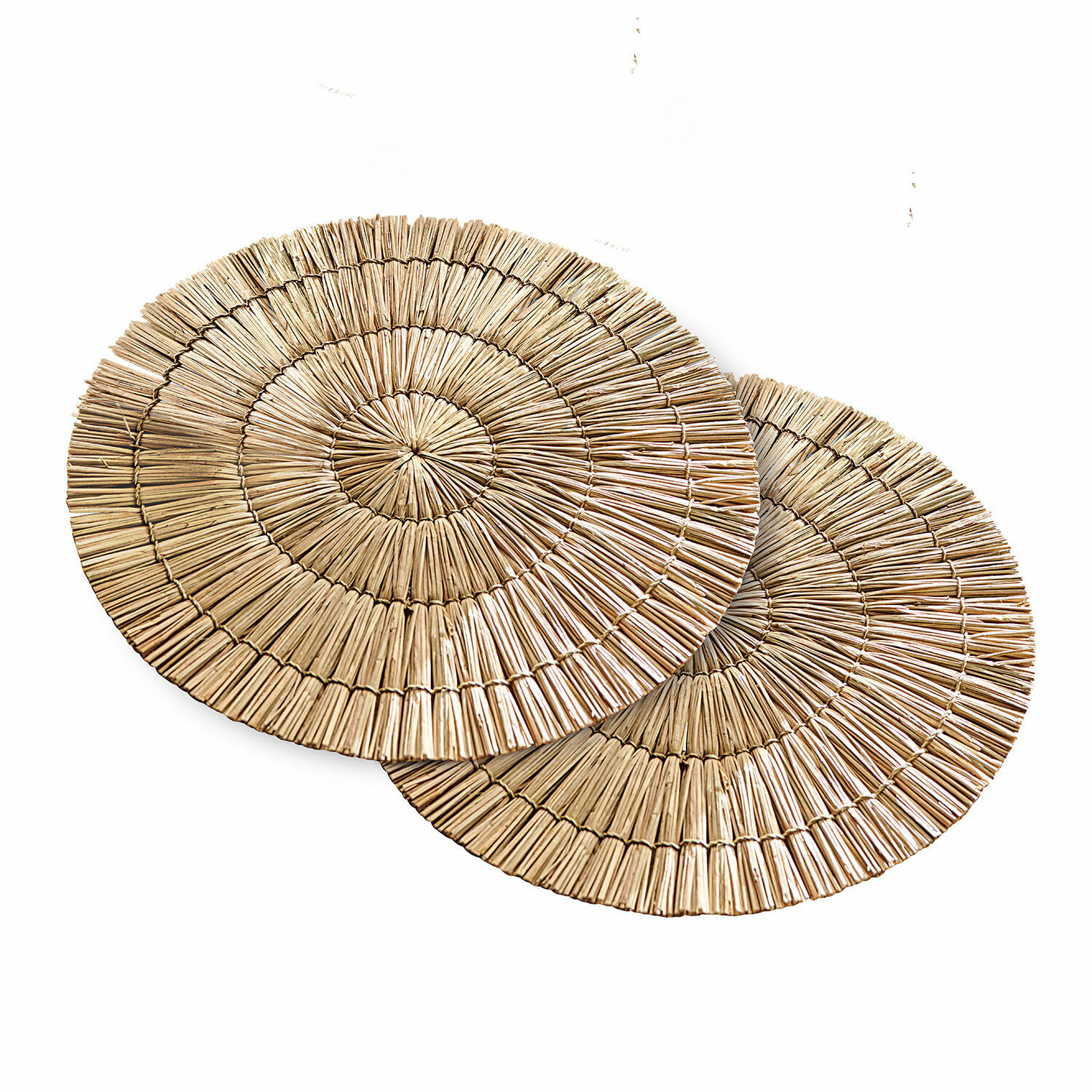 Set aus zwei runden Tischsets aus natürlichem Stroh in Beige für rustikale Tischdekoration