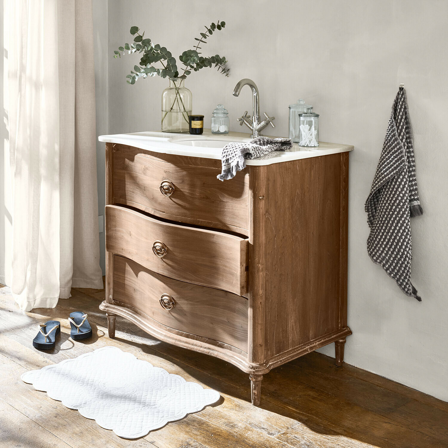 Holz-Badezimmerschrank mit weißer Arbeitsplatte und verchromtem Wasserhahn, Vintage-Stil, Dekorationen und Handtuch