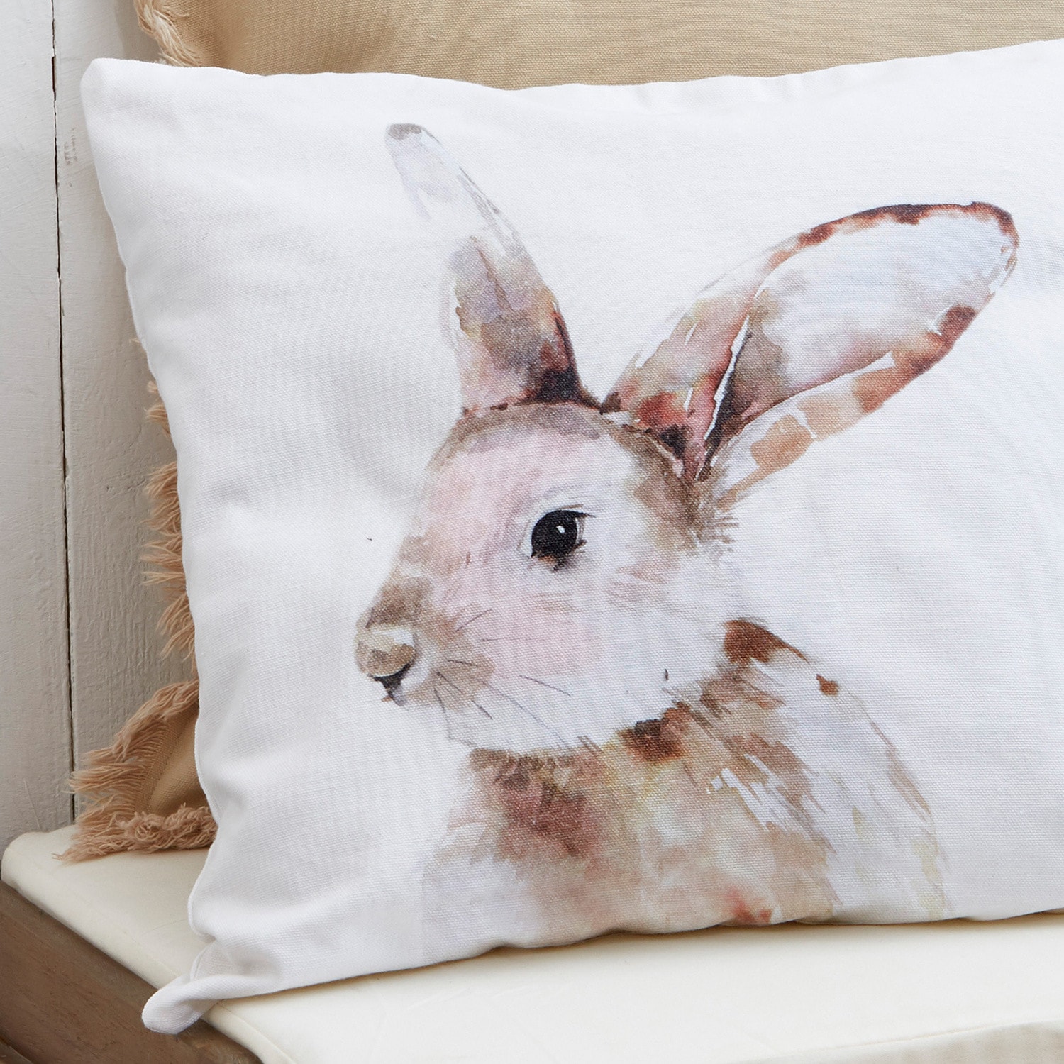 Weiße Baumwollkissenhülle mit Aquarelldruck eines Hasen, Wohnaccessoire, Heimtextilien
