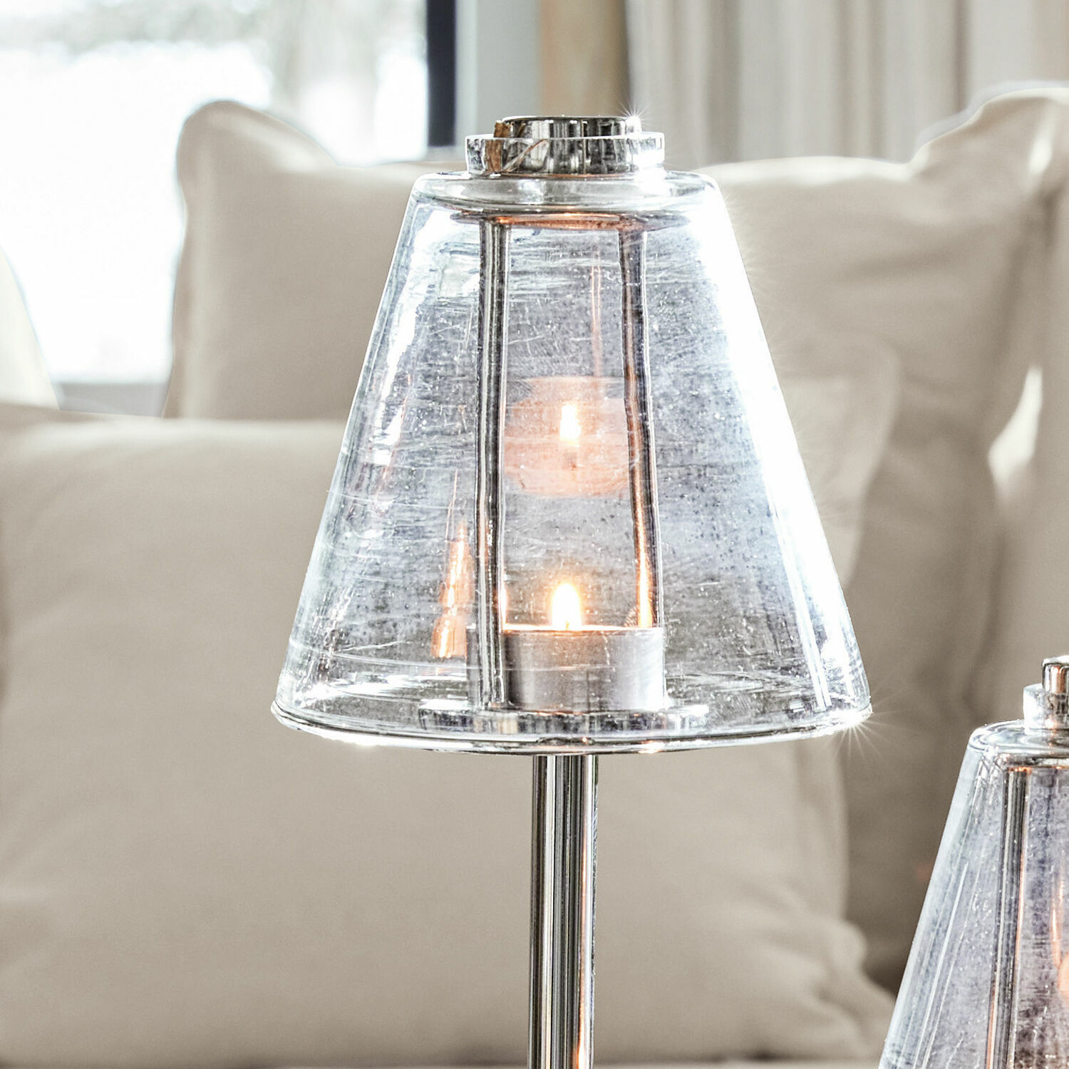 Tischlaterne aus Glas und silbernem Metall mit Kerzenlicht für stilvolle Wohnraumdekoration