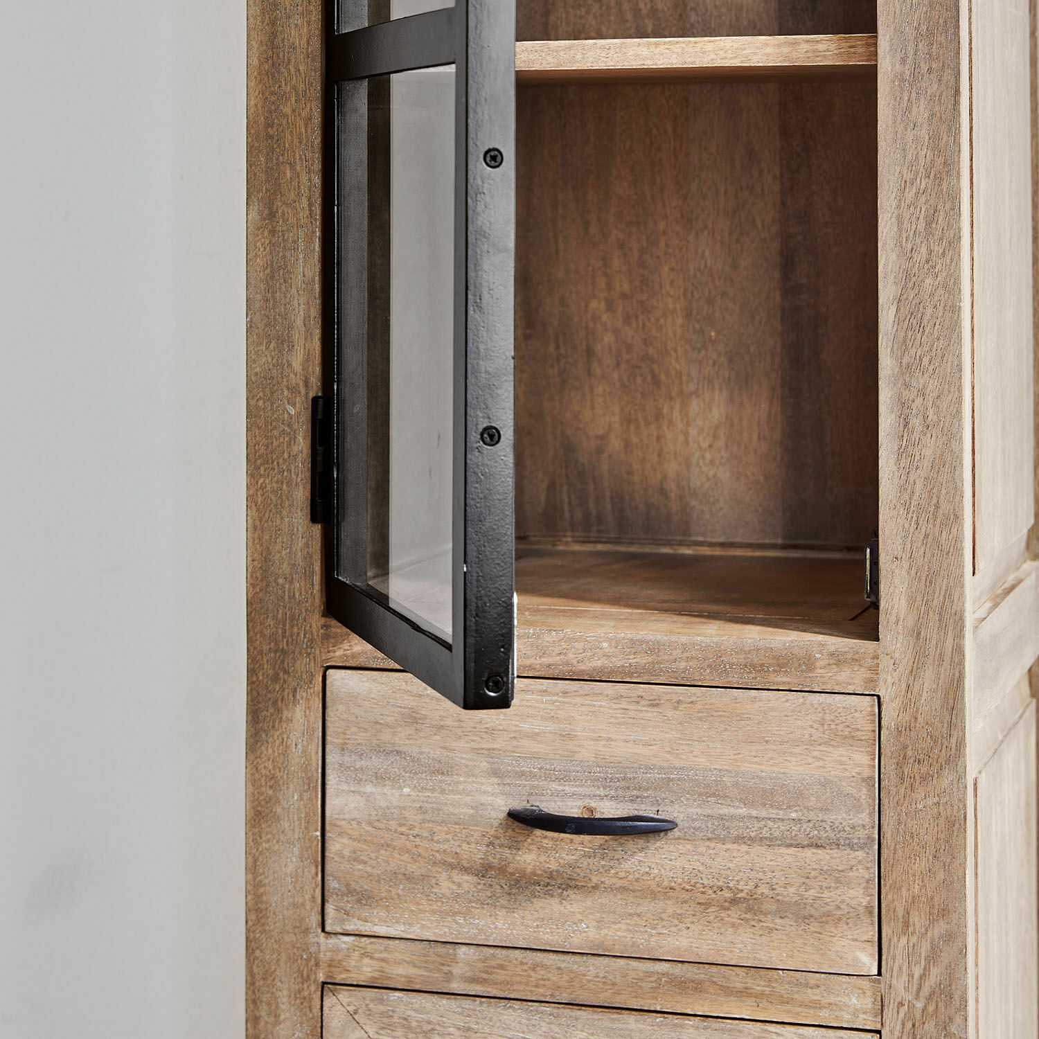 Holzschrank mit Schublade und schwarzer Metall-Glasfront zur Aufbewahrung im Wohnzimmer
