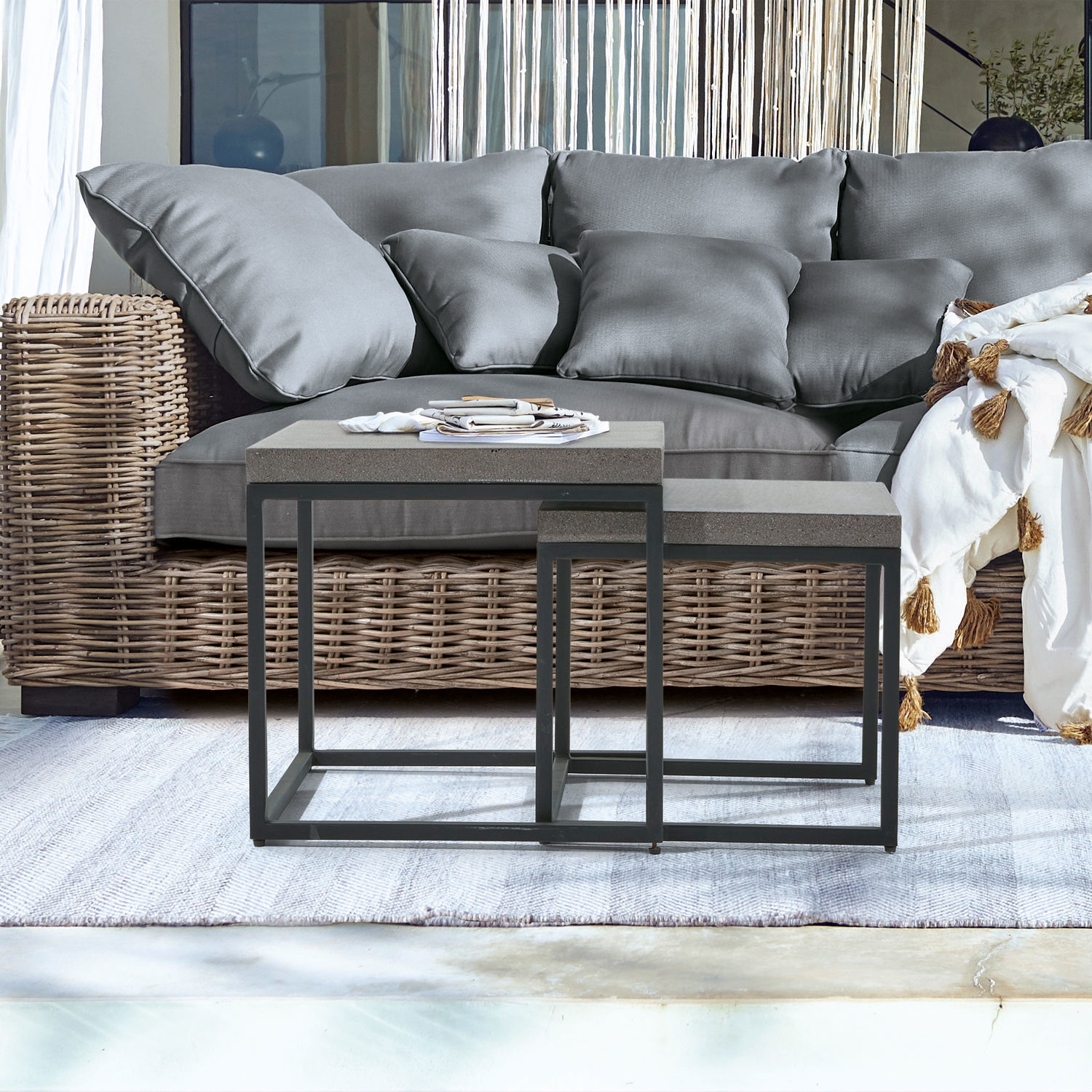 Zweier-Set Couchtische mit grauer Steinplatte und Metallgestell vor grauem Sofa