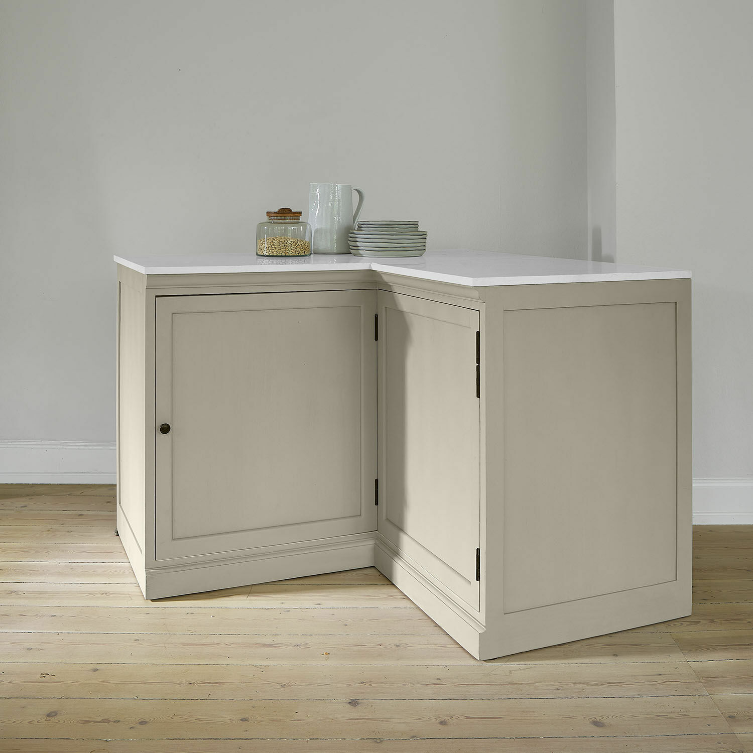 Eckschrank aus Holz in Creme mit weißer Arbeitsplatte, praktischer Stauraum für Wohnzimmer oder Küche