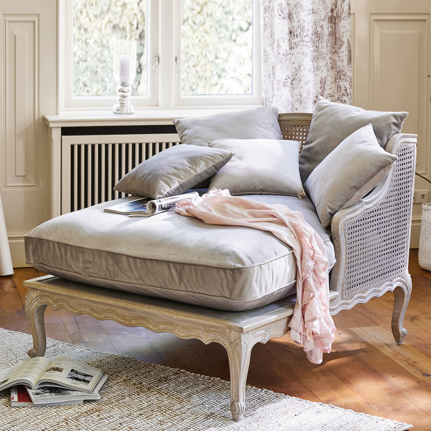 Chaiselongue Dronne Eleganter Sessel mit hellgrauem Samtbezug und geschnitztem Holzrahmen im Vintage-Stil