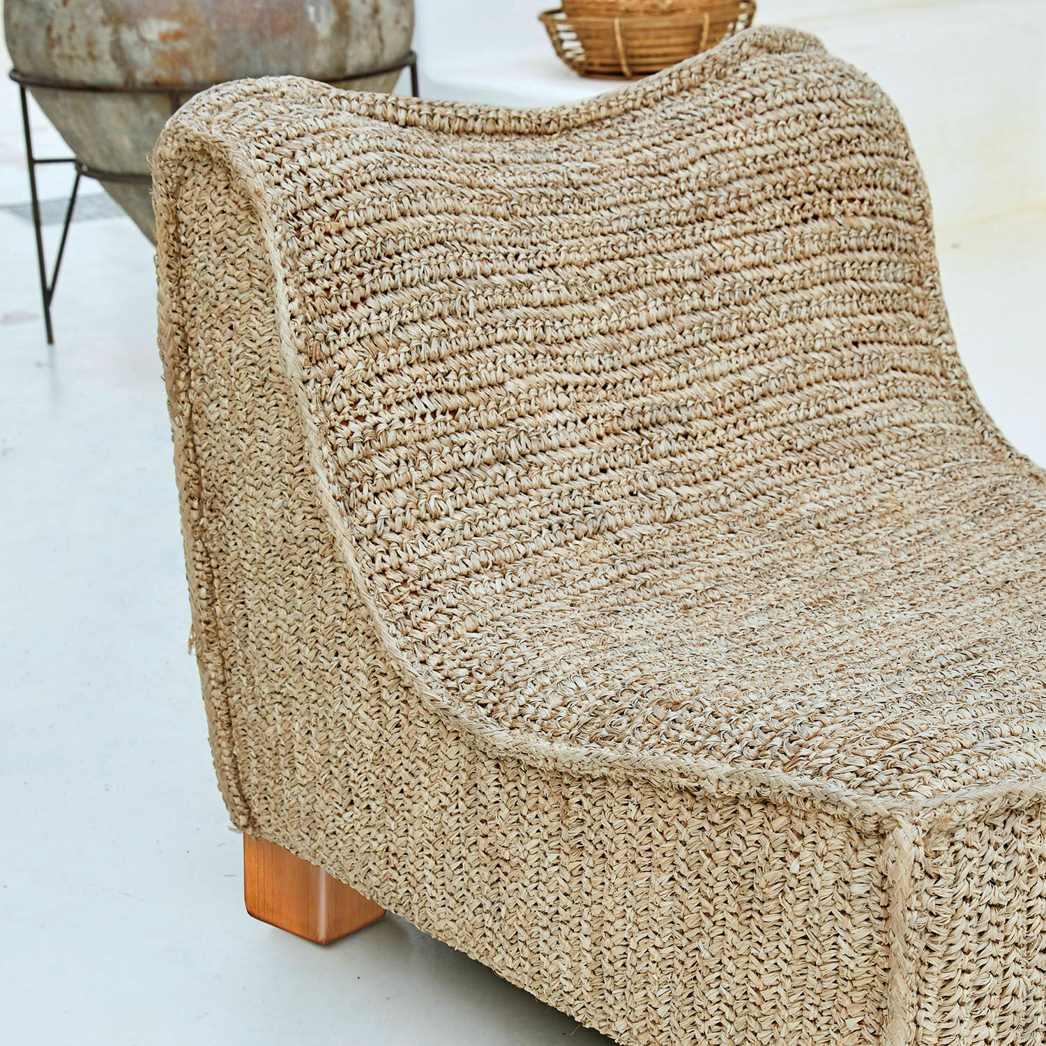 Sessel aus geflochtenem Naturmaterial in Beige mit Holzbeinen für gemütliches Wohnen