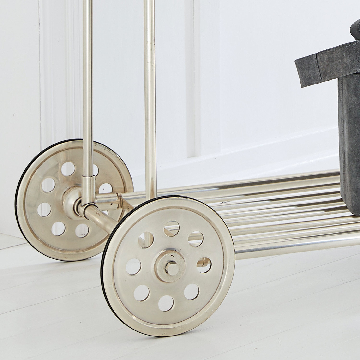 Metallräder und unteres Regal in silbernem Wagen für Haus und Garten
