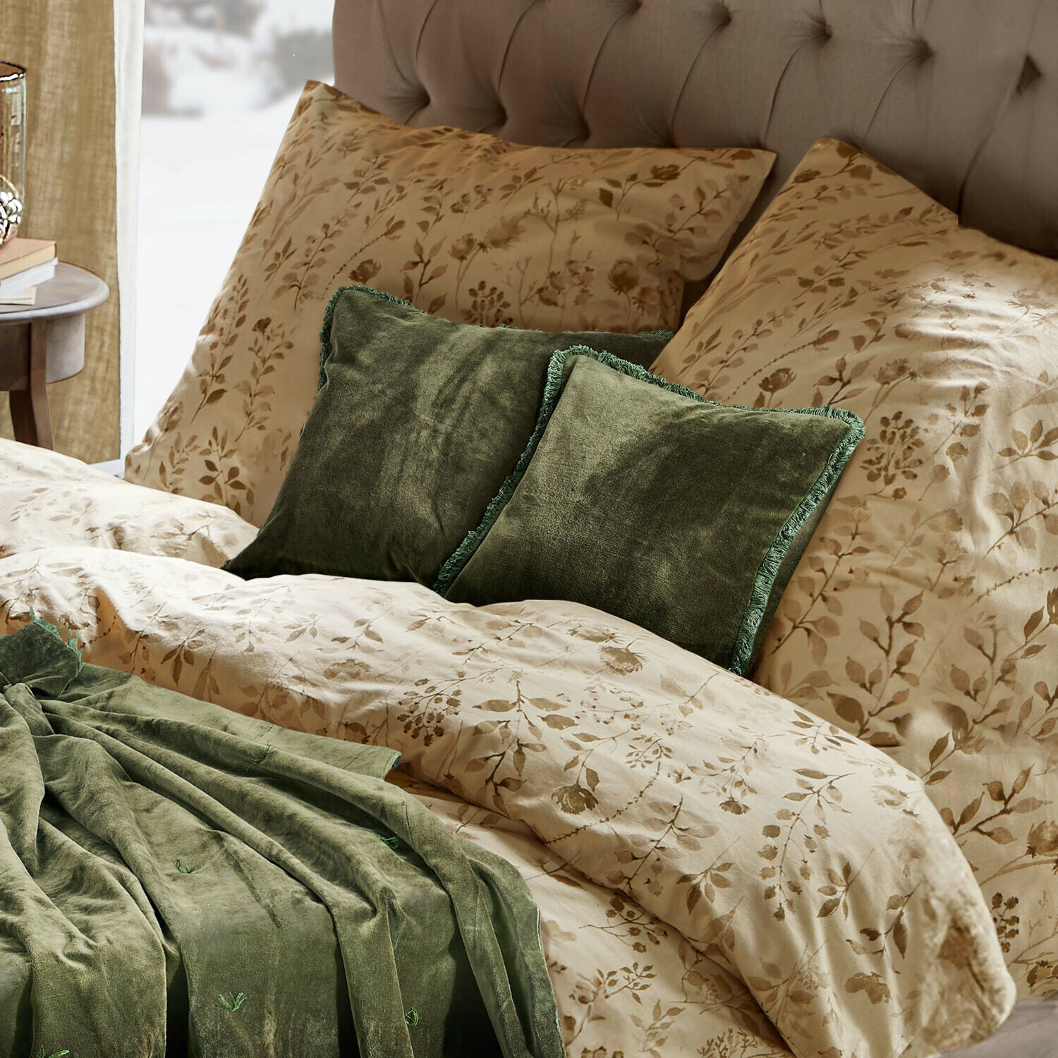 Kissenhülle 2er Set Maelis Beige Bettwäsche mit floralem Design, grüne Samtkissen und Decke auf einem gepolsterten Bett