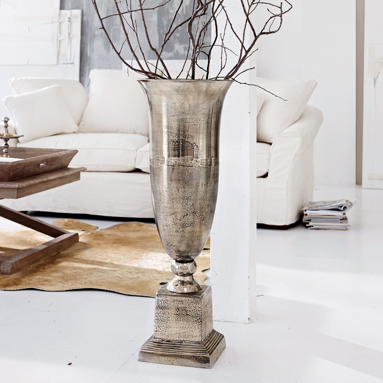 Bodenvase Belfort Hohe silberne Metallvase mit Zweigen als dekoratives Wohnaccessoire im modernen Wohnzimmer