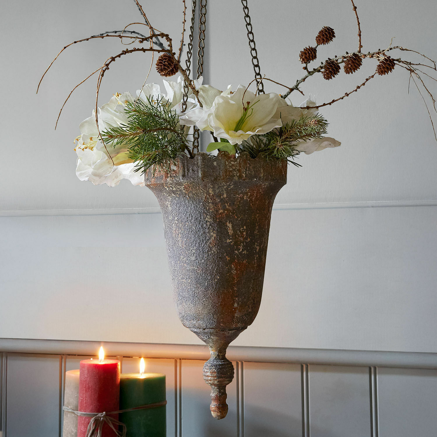 Hänge-Amphore Kovanari Hängender Metall-Blumenkübel im Vintage-Stil mit weißen Blumen und Kiefernzweigen, Wohnaccessoire