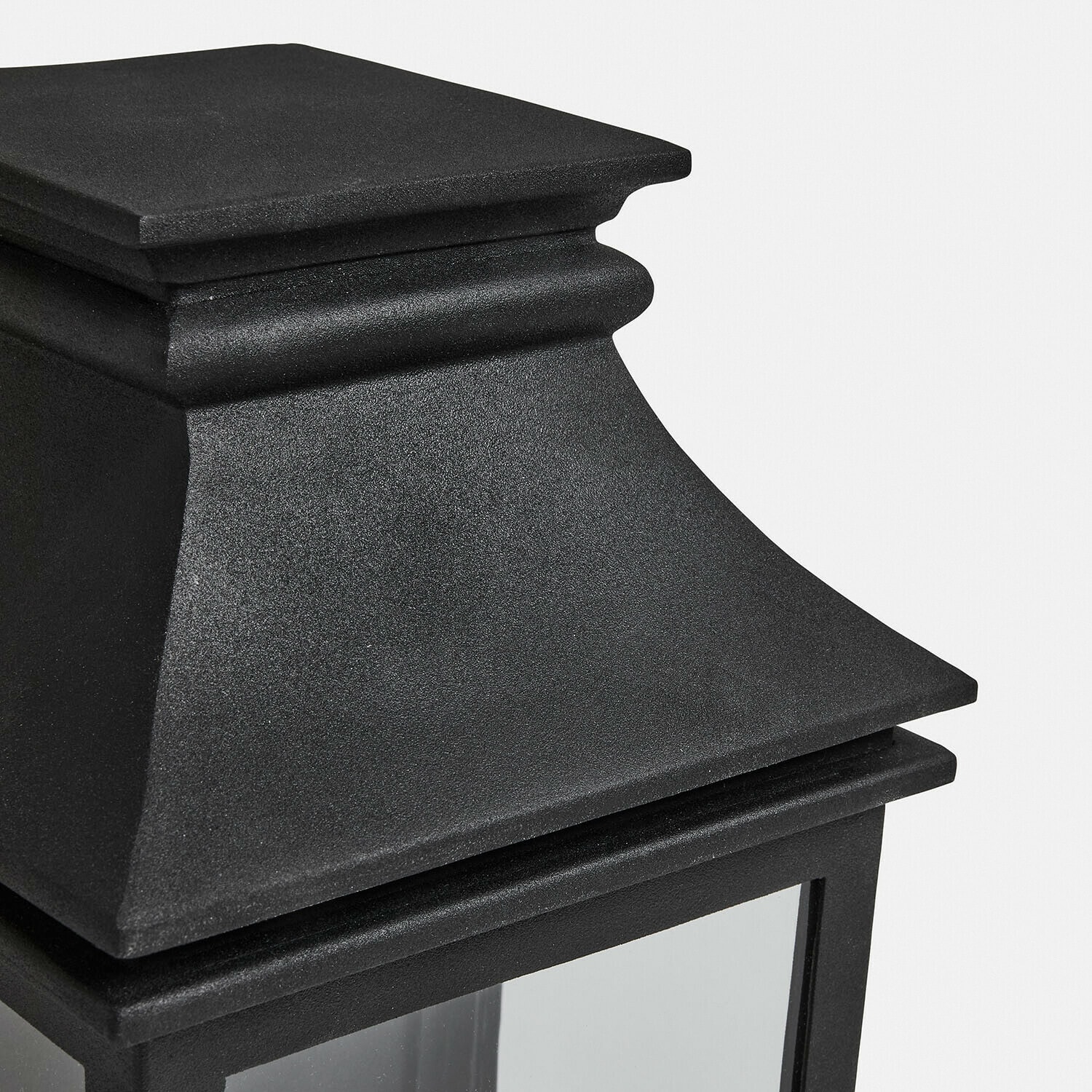 Schwarze Außenlampe aus mattem Metall mit klassischem Design für stilvolle Beleuchtung