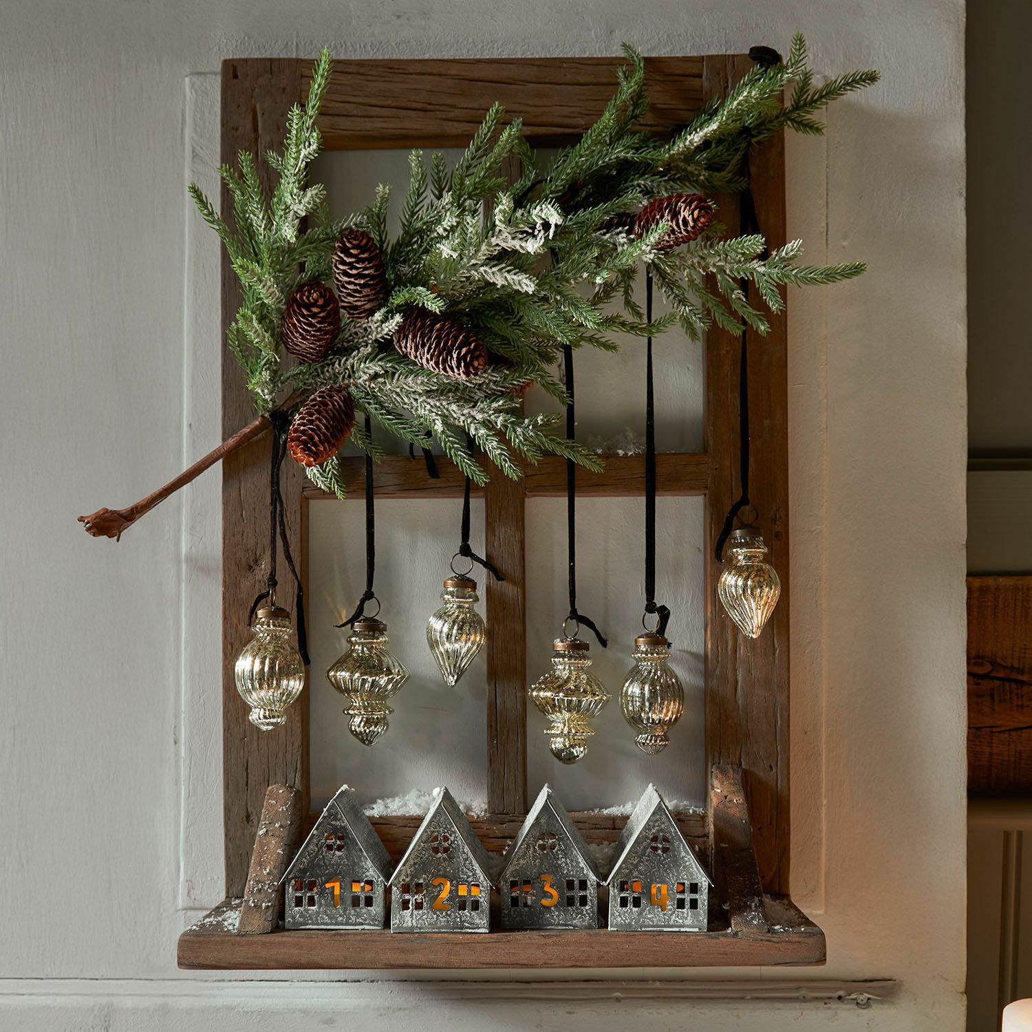 Deko-Fenster Rowenyl Weihnachtsdeko mit nummerierten Metallhäuschen und Glasanhängern an Holzrahmen mit Tannenzweig
