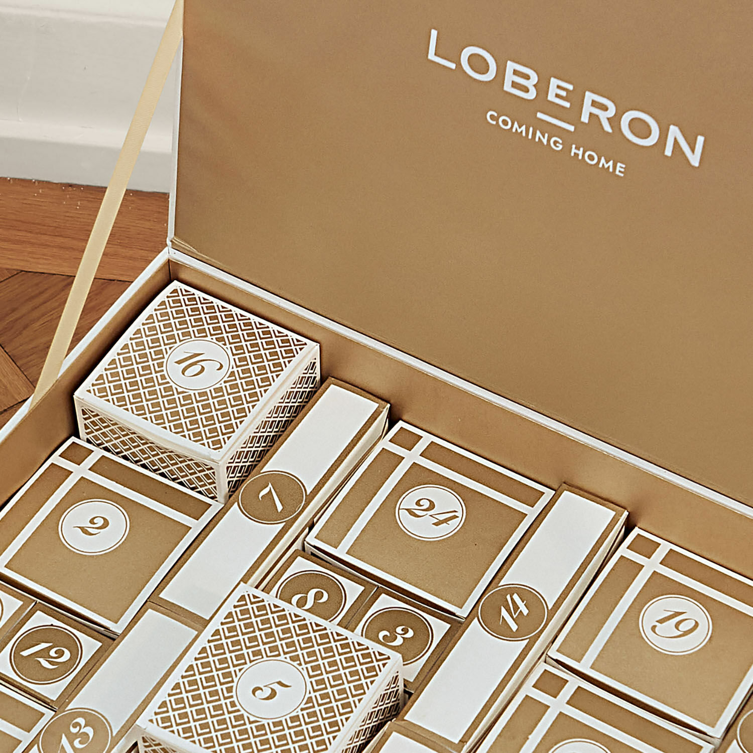 Adventskalender in Beige und Weiß mit nummerierten Schachteln, festliche Weihnachtsdekoration