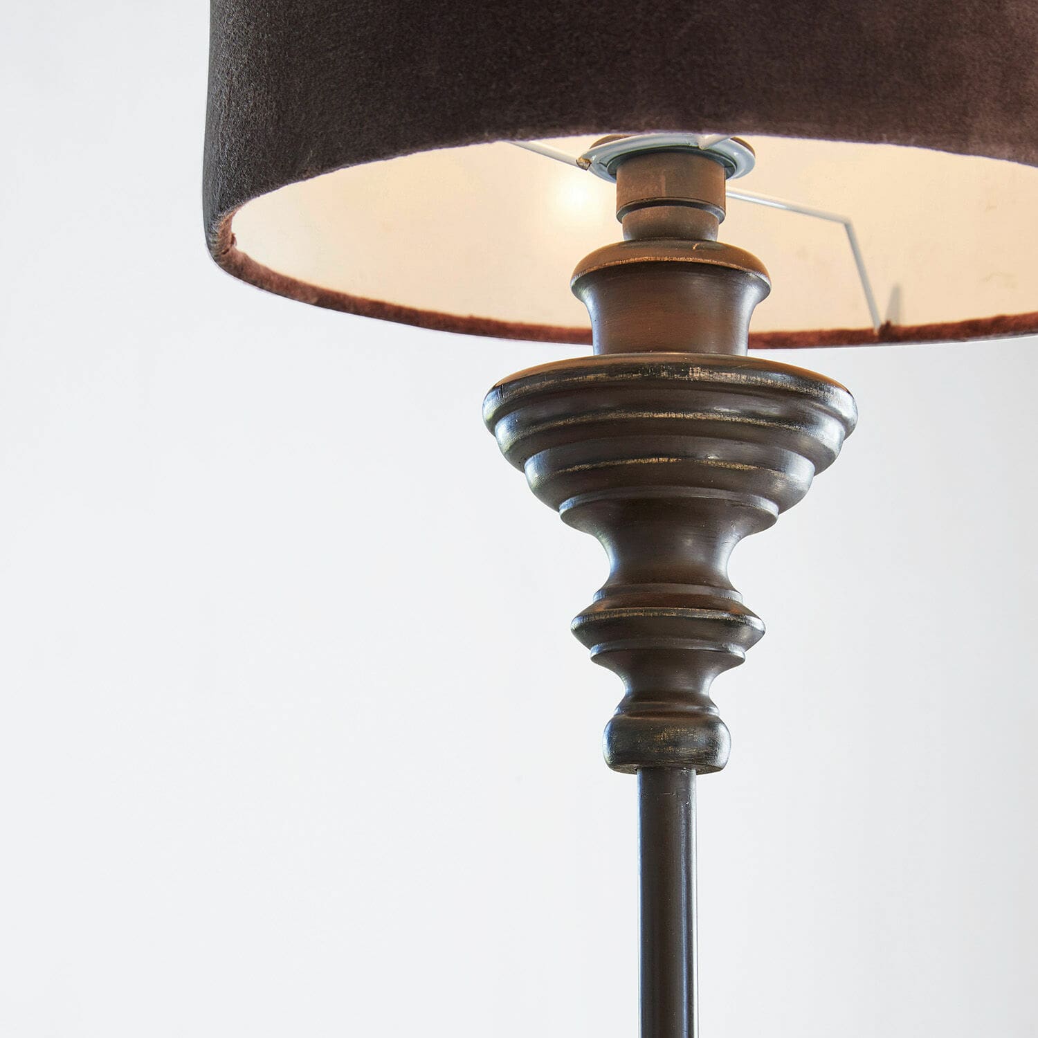 Tischlampe aus braunem Metall mit dunklem Lampenschirm, dekorative Wohnraumbeleuchtung