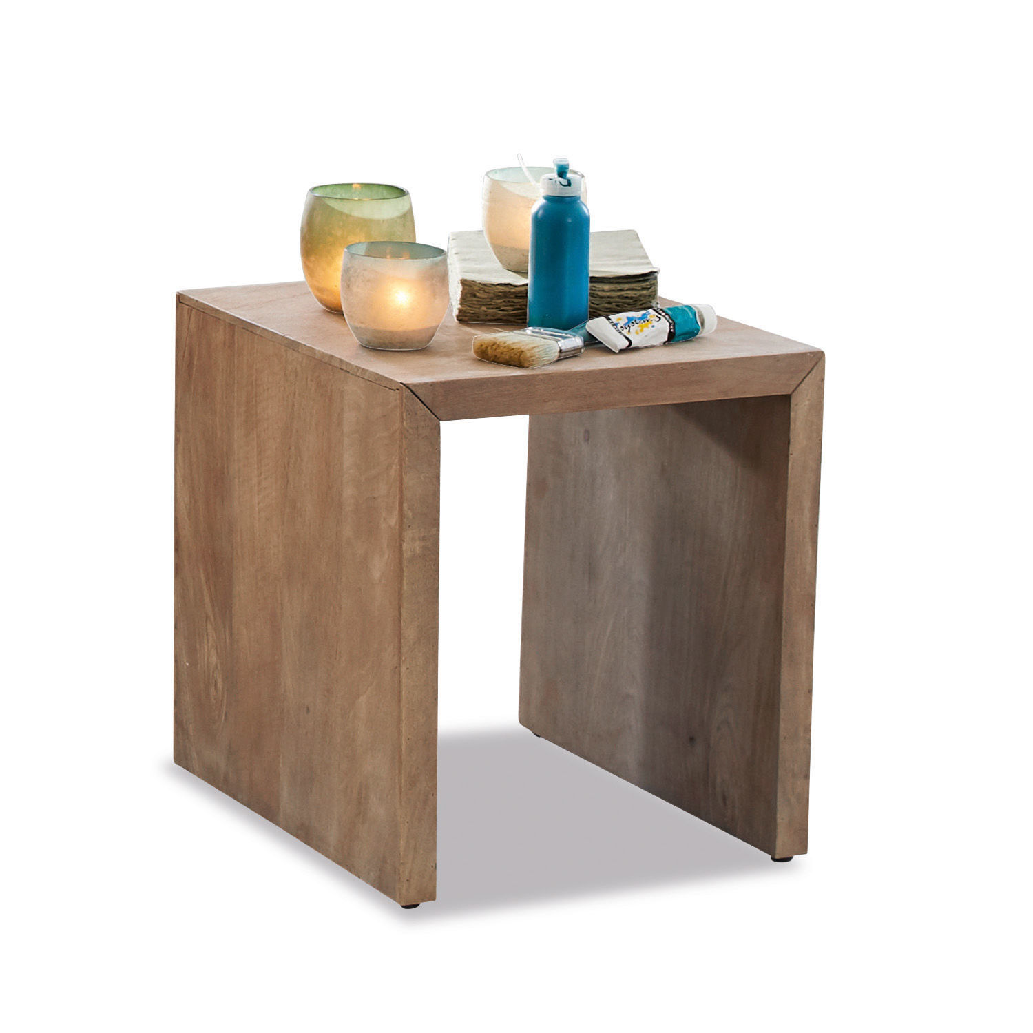 Quadratischer Beistelltisch aus Holz in Naturfarbe mit Kerzen und blauer Farbe als Dekoration