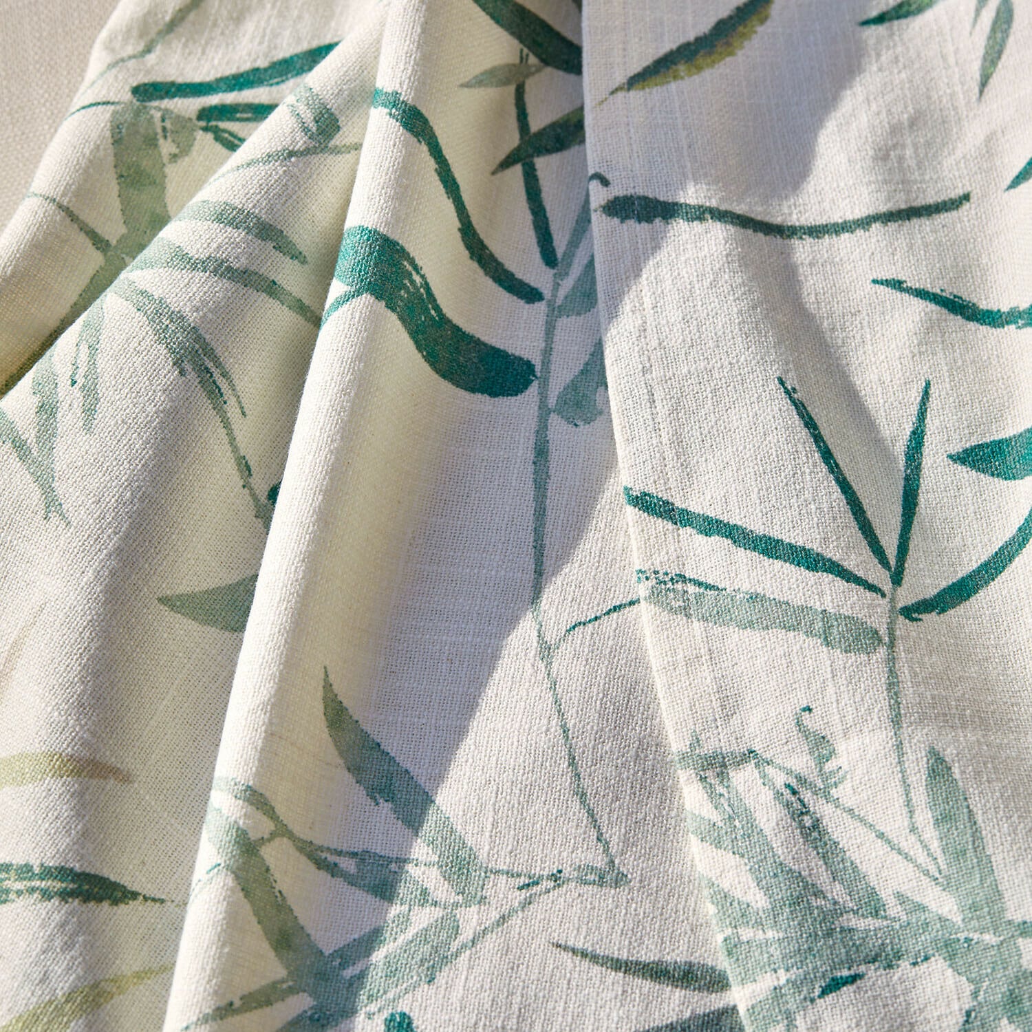 Leinenstoff in Creme mit grünem Blattmuster, dekorativer Naturstoff für Wohntextilien