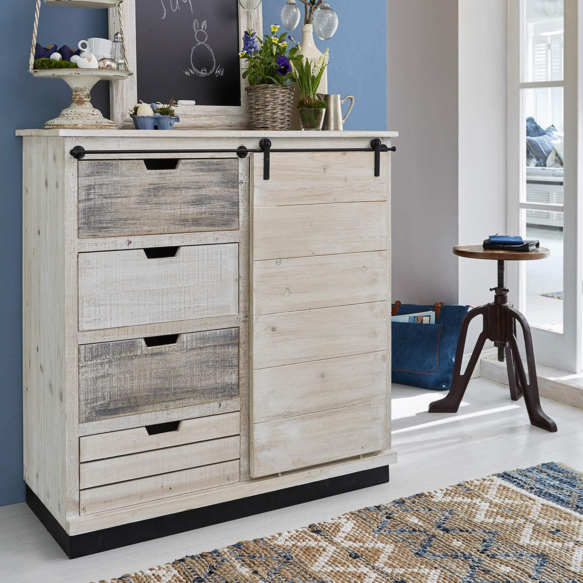 Vintage Holzkommode mit Schubladen und Schiebetür in hellen Beige- und Grautönen für Stauraum