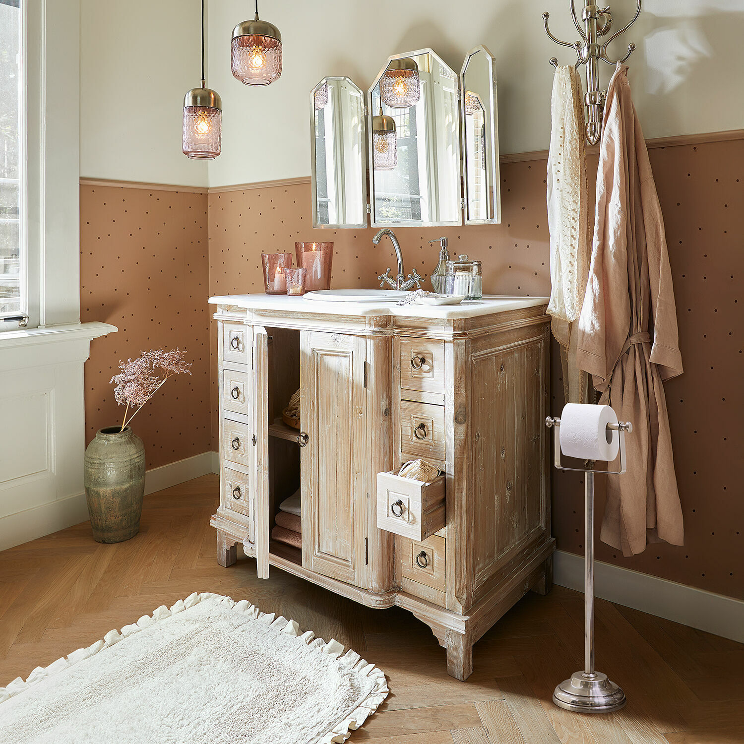 Holz-Badezimmerschrank mit weißer Arbeitsplatte und Spiegel, Vintage-Stil, pastellfarbene Dekorationen