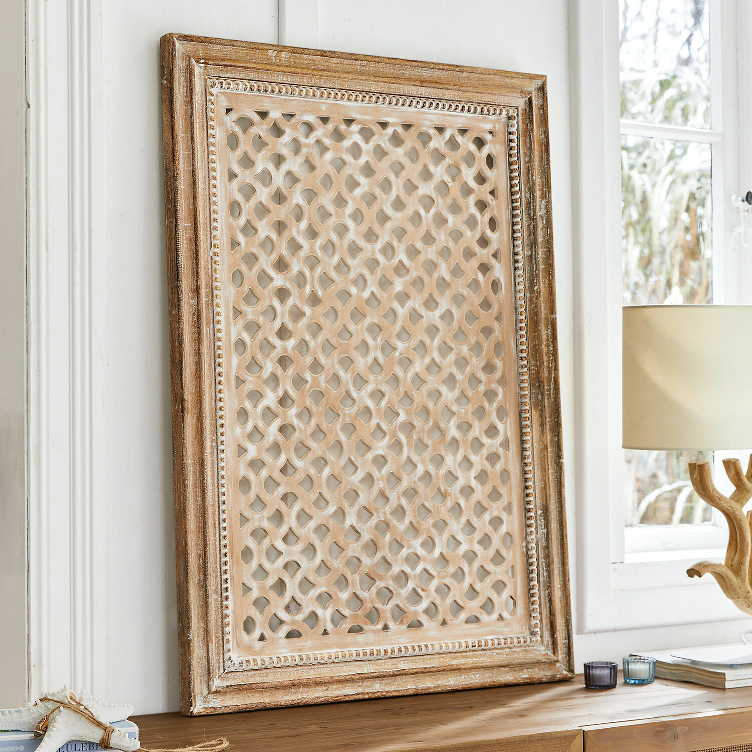 Wandbild Miette Dekorativer Holzrahmen mit filigranem Muster in hellem Braun auf Holztisch stehend