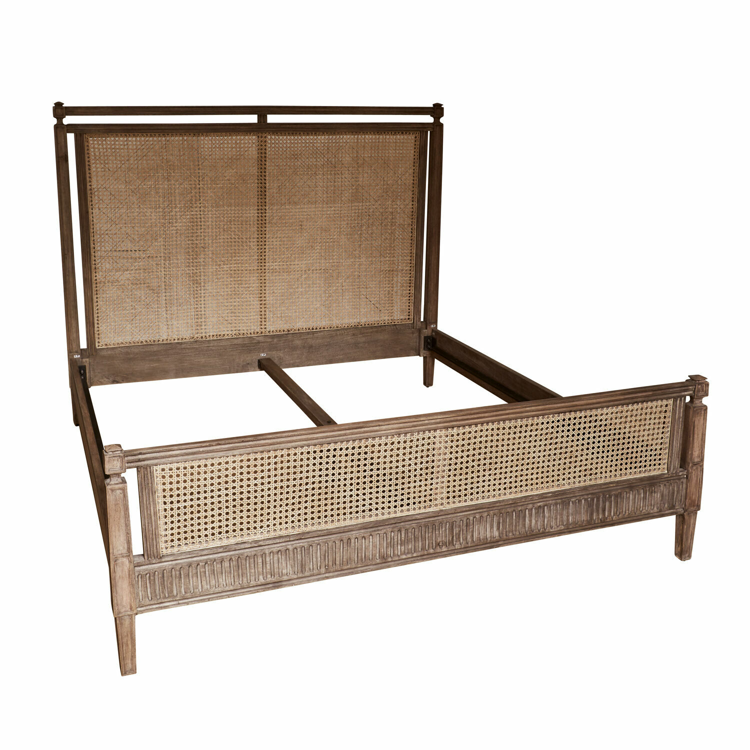 Bett aus Holz und Rattan in Naturfarbe mit dekorativem Kopf- und Fußteil