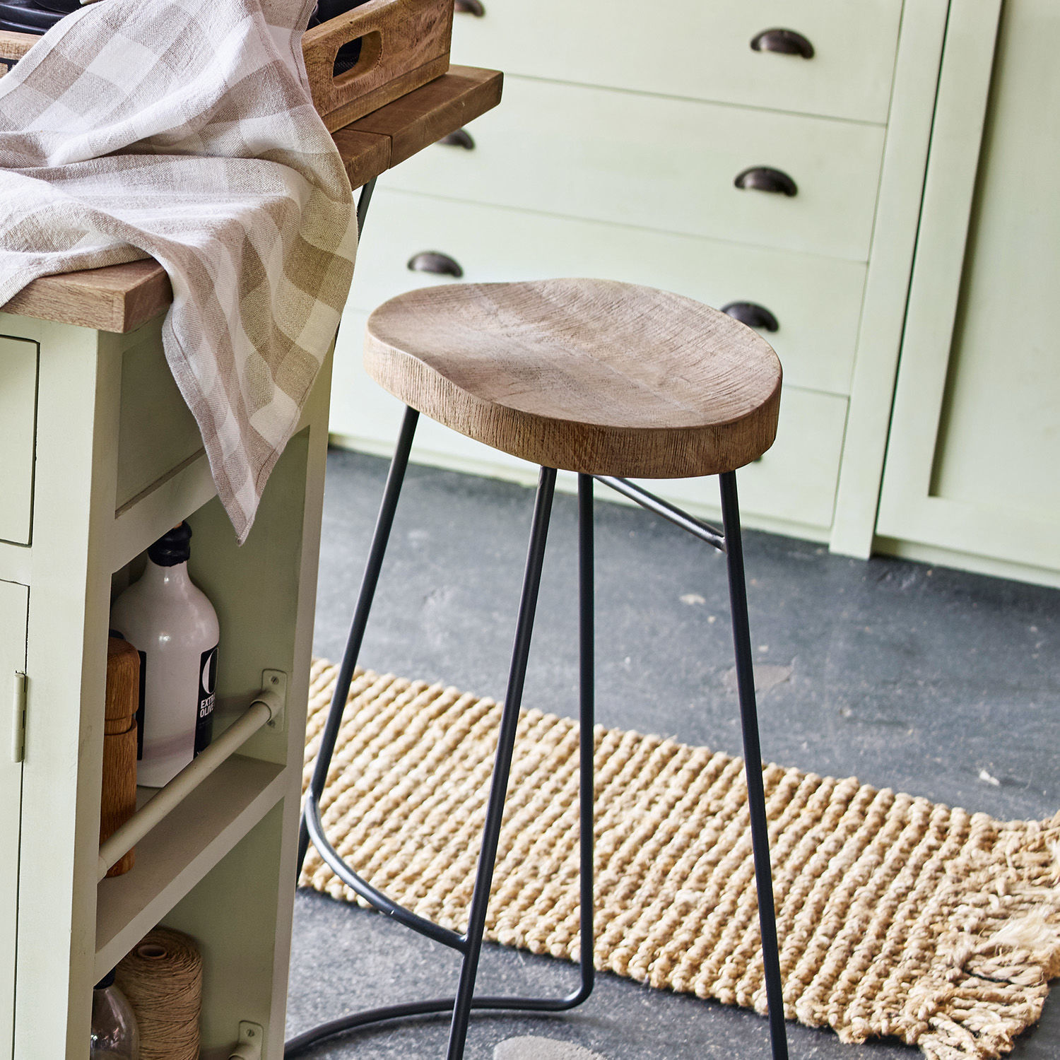 Barhocker mit Holzsitz und schwarzen Metallbeinen im industriellen Stil für die Küche