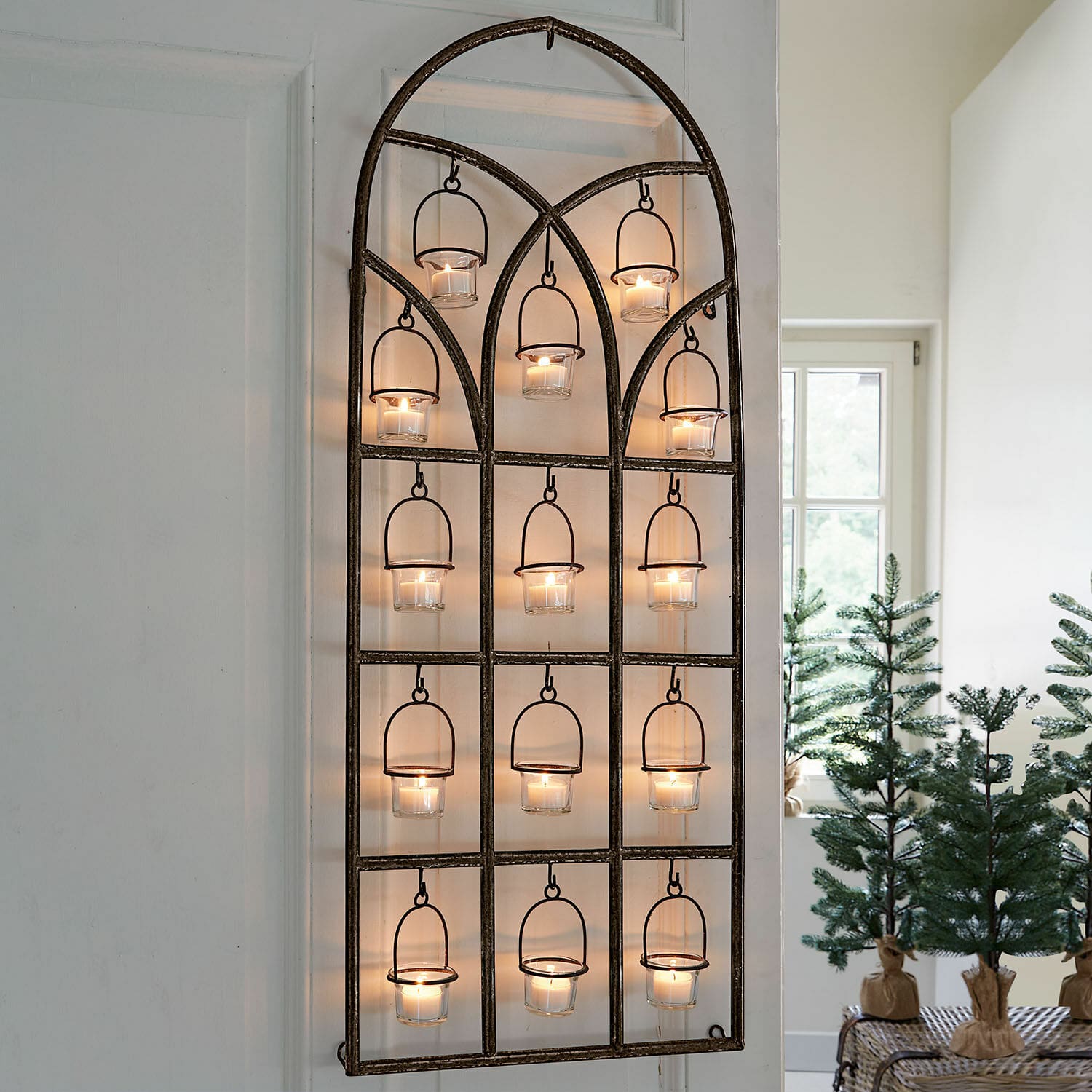 Wandkerzenhalter Wesmalie Metall-Wanddeko mit 15 Glas-Teelichthaltern und brennenden Kerzen im Vintage-Stil