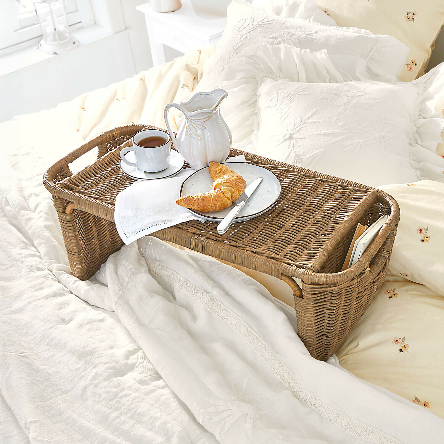 Bett-Tablett Mirewood Braunes Rattan-Frühstückstablett mit weissem Geschirr und Croissant auf hellem Bett