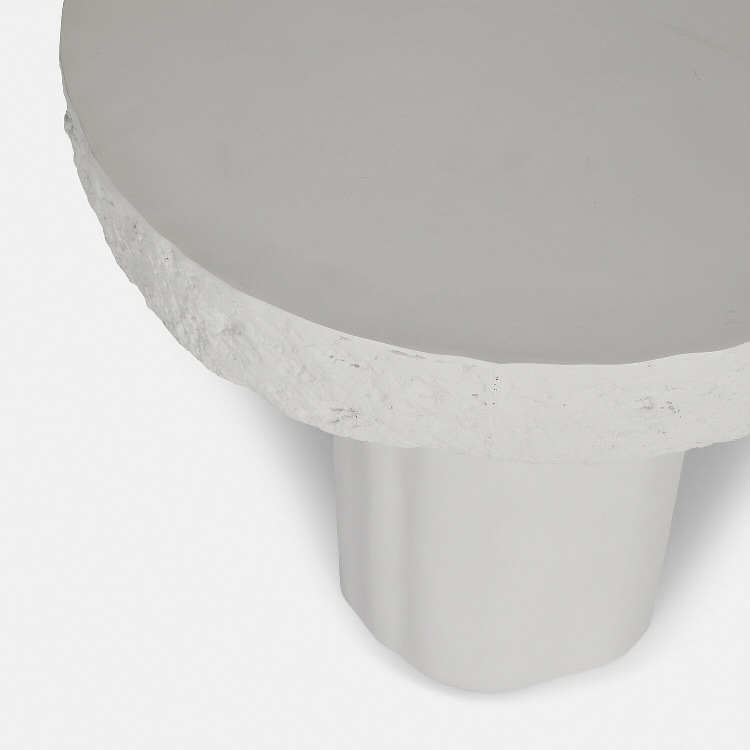 Weißer Couchtisch mit Steinplatte und Metallfuß, modernes Design für Wohnzimmer