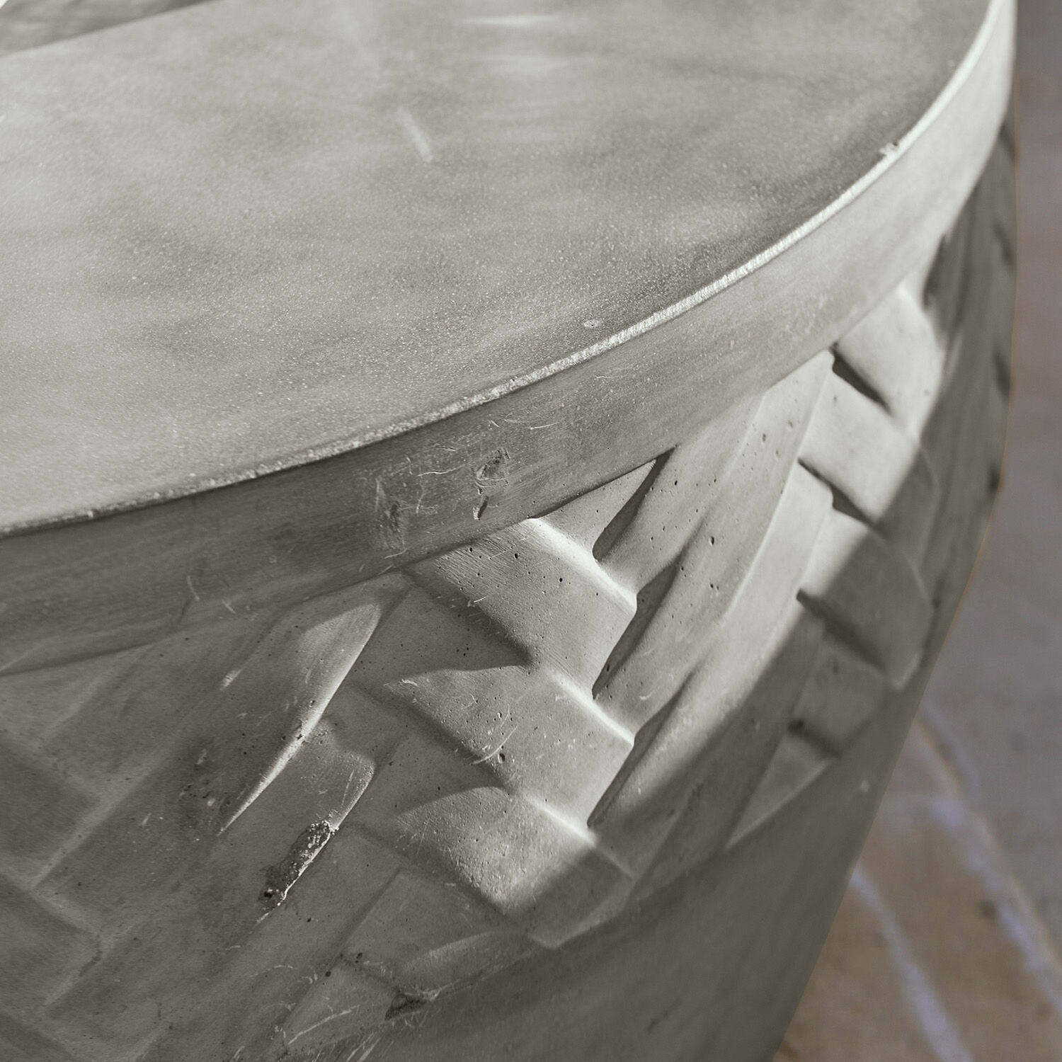 Runder Beistelltisch aus grauem Beton mit geometrischem Muster und modernem Design