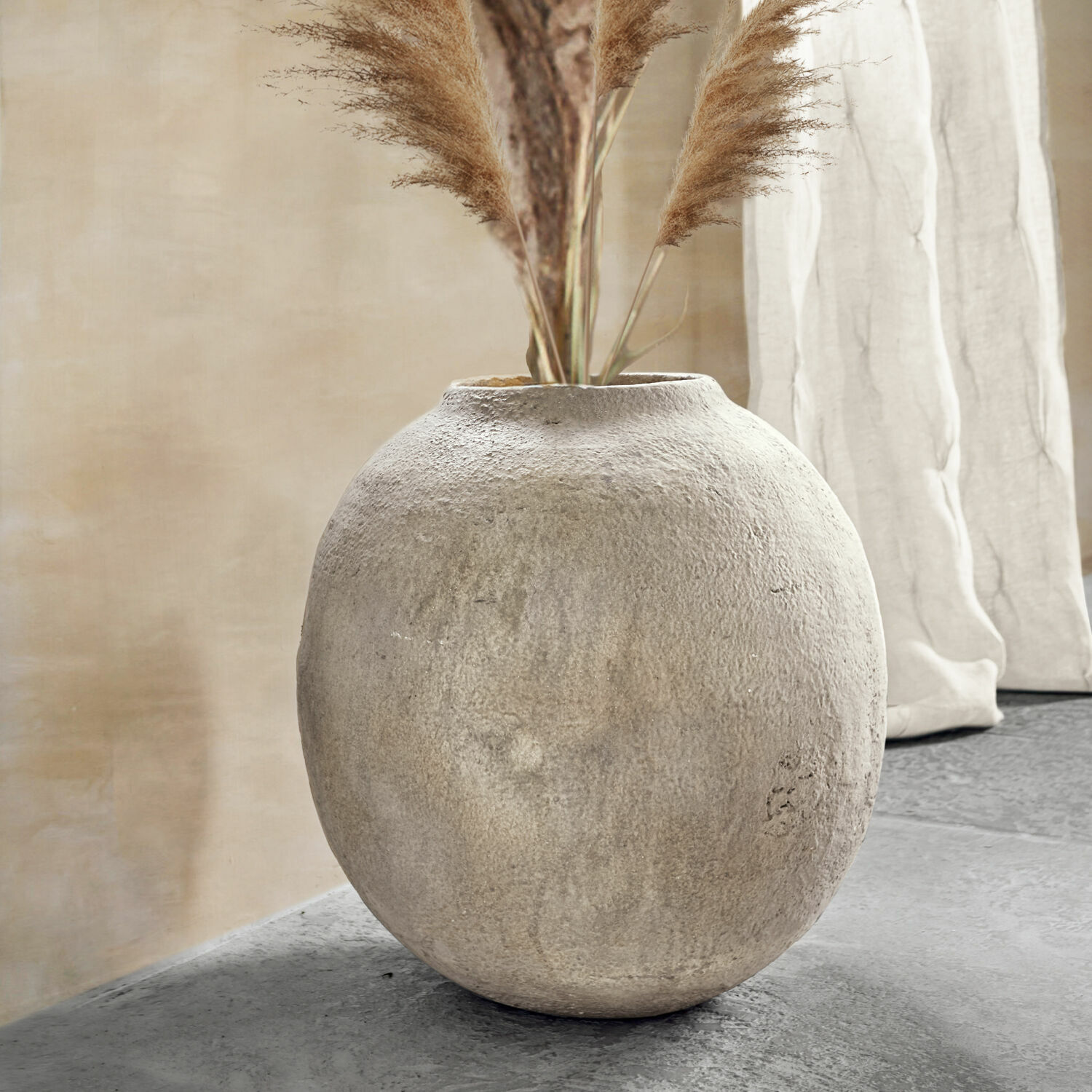 Vase Samai Runde graue Betonschale mit dekorativem Pampasgras in modernem Wohnambiente