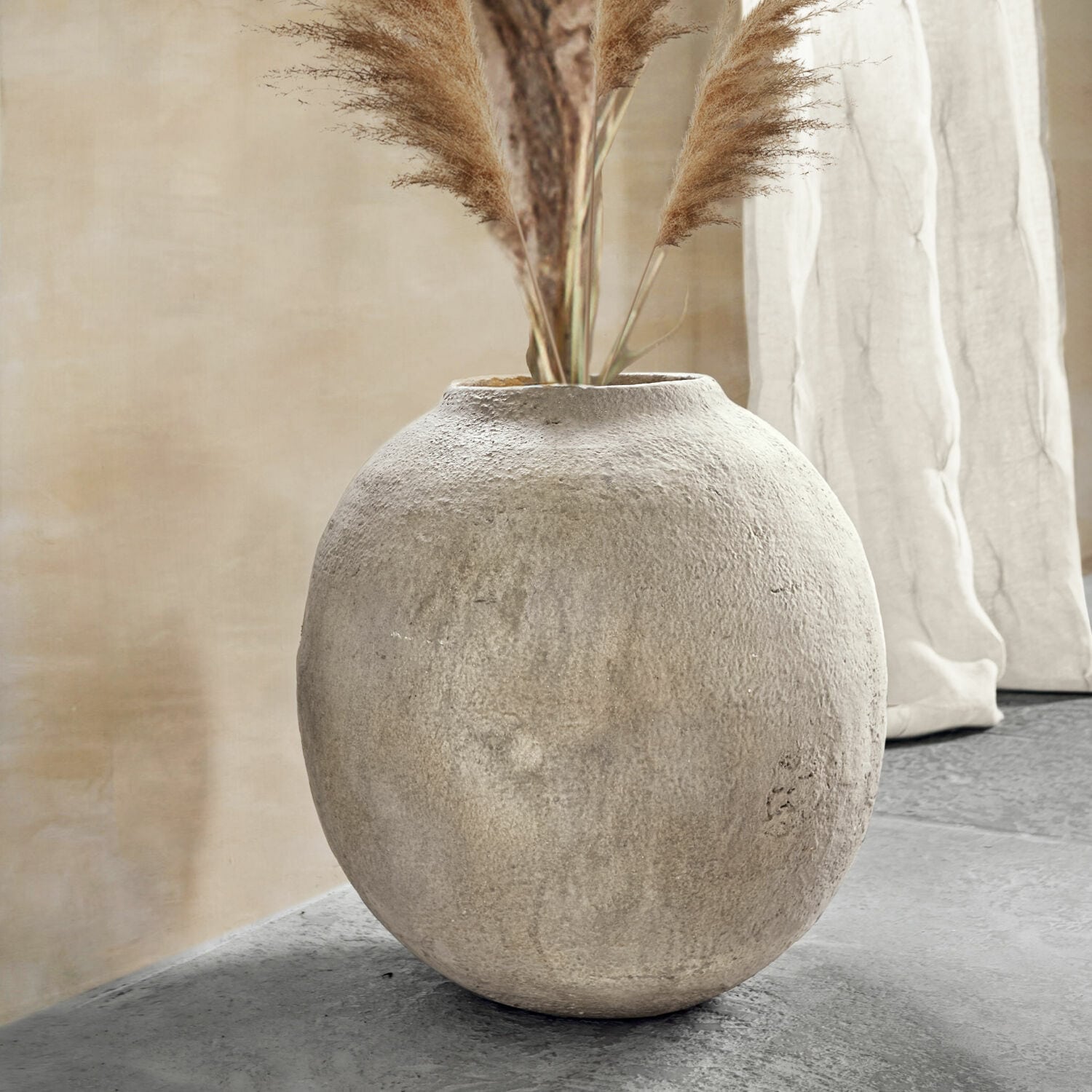 Vase Samai Runde graue Betonschale mit dekorativem Pampasgras in modernem Wohnambiente