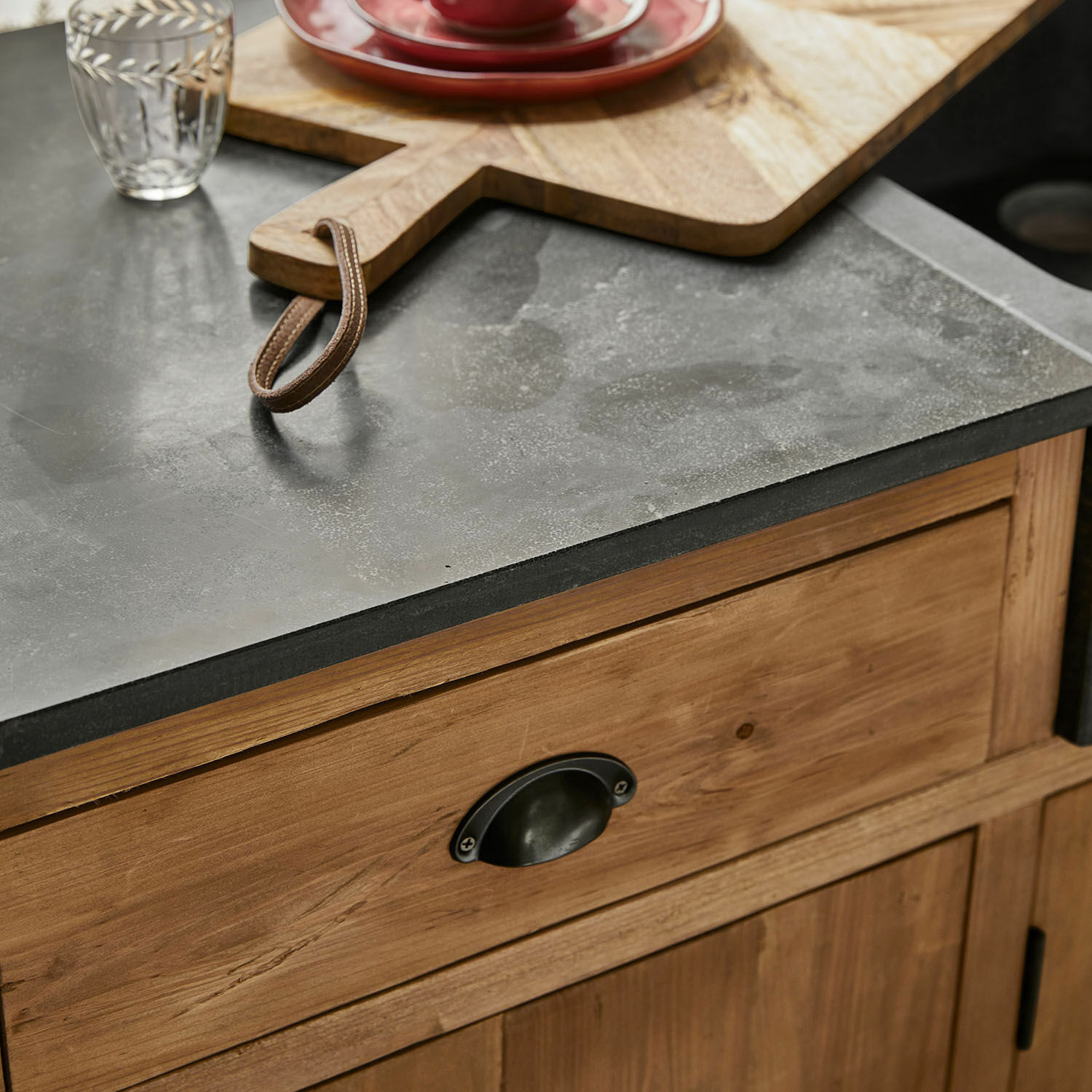 Dunkelgraue Stein-Arbeitsplatte auf Holzschrank mit schwarzem Metallgriff