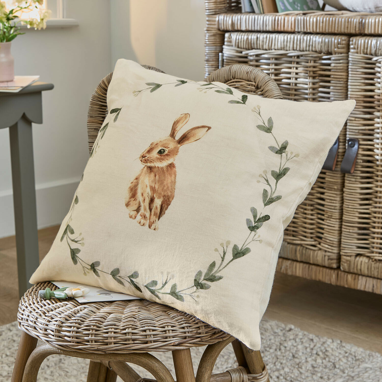 Kissenhülle Fuzzletop Beiges Leinenkissen mit braunem Hasenmotiv und grünem Blätterkranz, dekoratives Wohnaccessoire