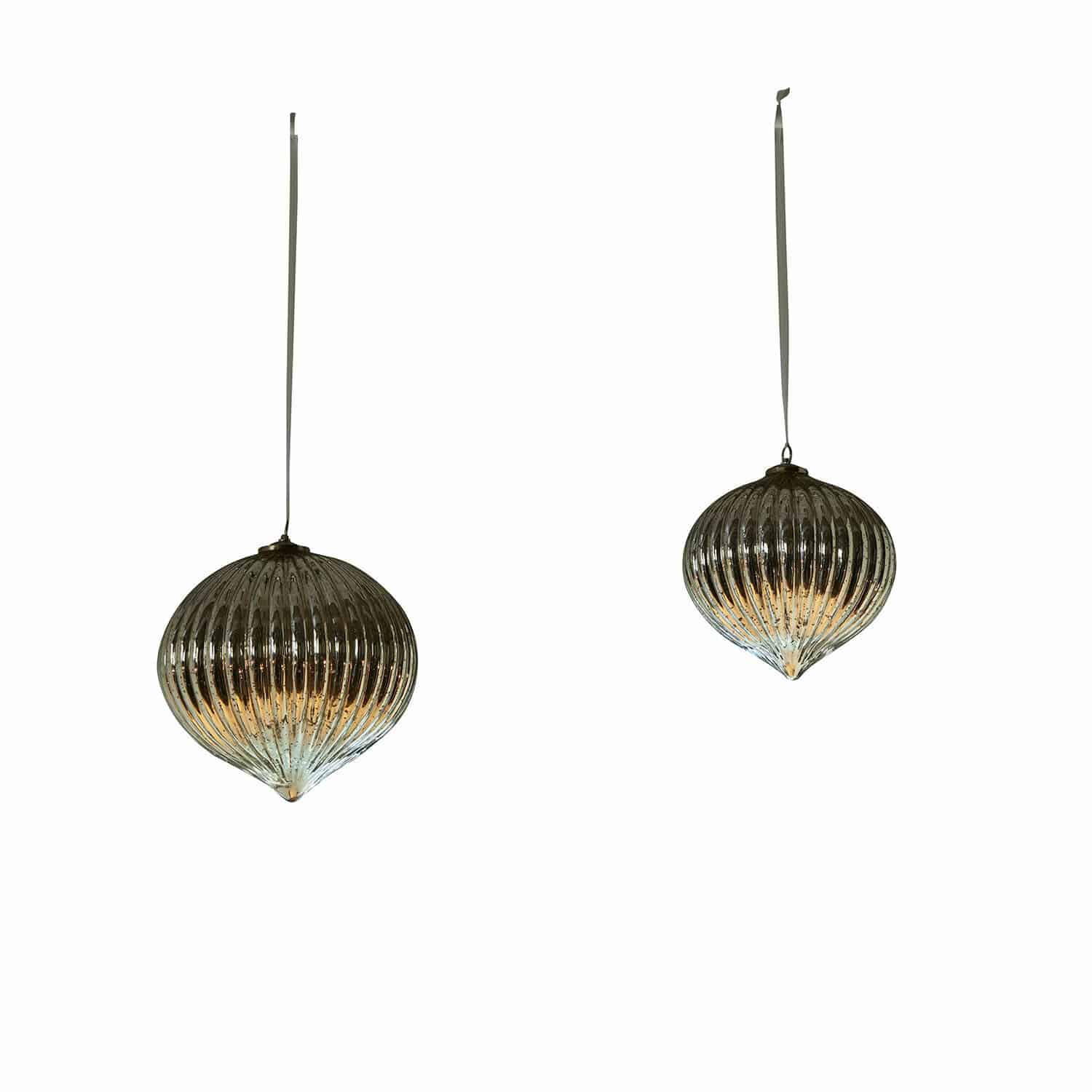 Zwei silberne Glasanhänger mit gerillter Oberfläche, elegante Weihnachtsdekoration zum Aufhängen