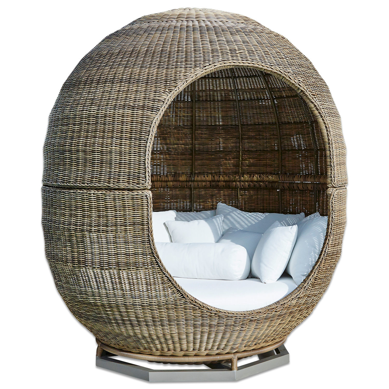 Runder Rattan-Sessel in Naturfarbe mit weißen Kissen, ideal zum Entspannen im Freien
