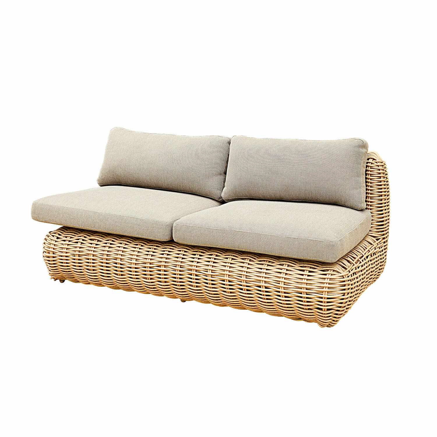 Rattansofa mit beigen Polsterkissen, gemütliches Sitzmöbel für Wohnzimmer oder Garten