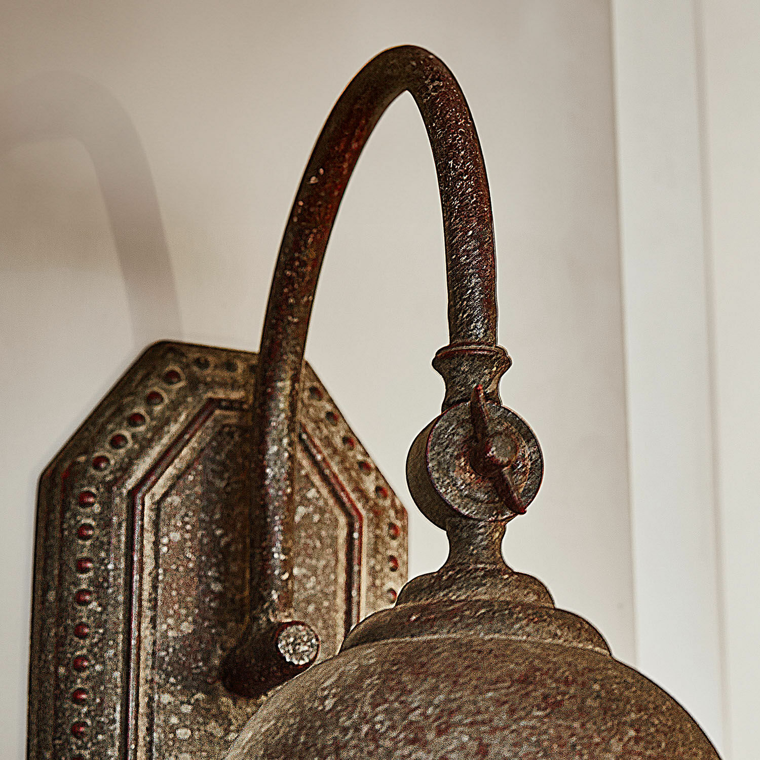 Rustikale Wandlampe aus Metall in gealtertem Bronze für Vintage-Innendekor