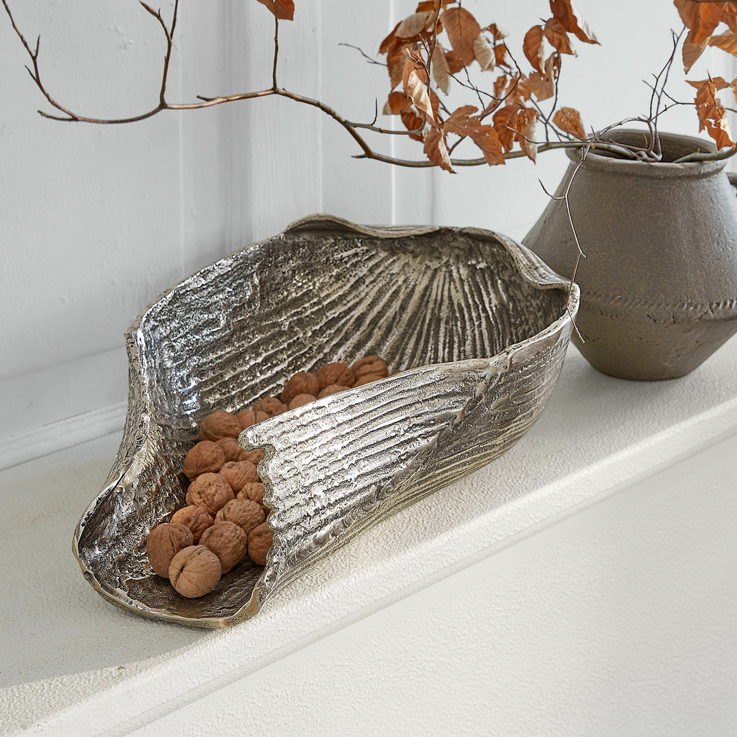 Schale Bellefin Dekorative silberne Metallschale mit Walnüssen, moderner Wohnaccessoire