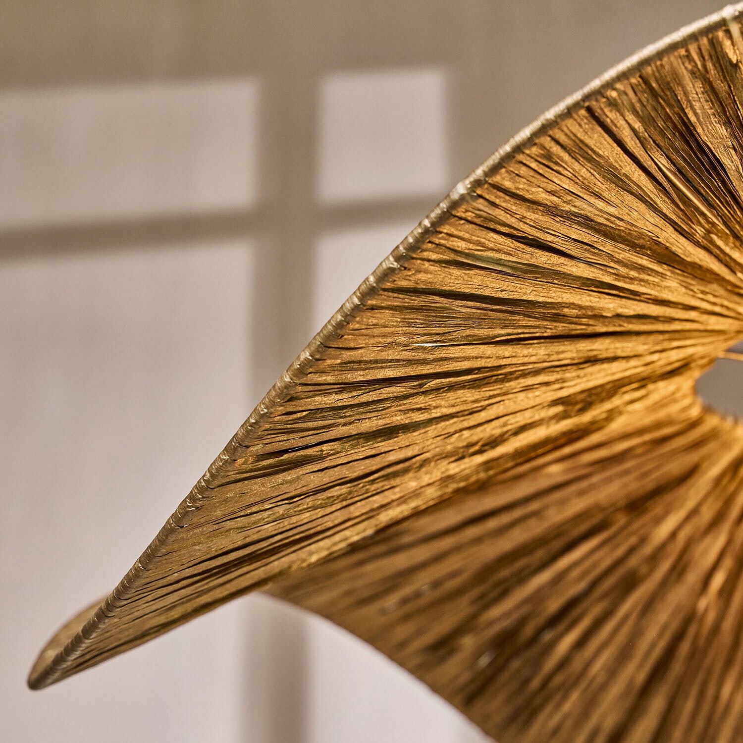 Goldfarbene Wanddekoration aus strukturiertem Metall mit modernem Design für Wohnzimmer