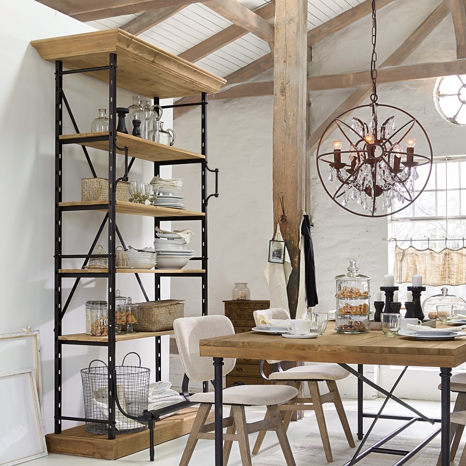 Holzregal mit Metallgestell im Industrial-Stil in hellem Esszimmer mit Holztisch und gepolsterten Stühlen