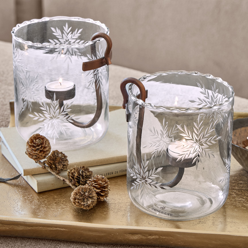 Glas-Teelichthalter mit graviertem Blattmuster und Metallgriff, stilvolle Tischdekoration