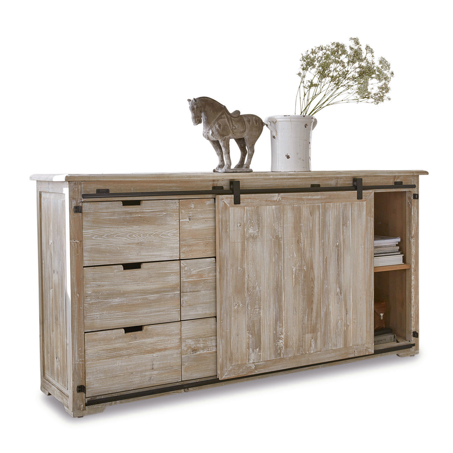 Rustikaler Holzsideboard mit Schiebetür und Schubladen, dekoratives Pferd und Vase mit Blumen